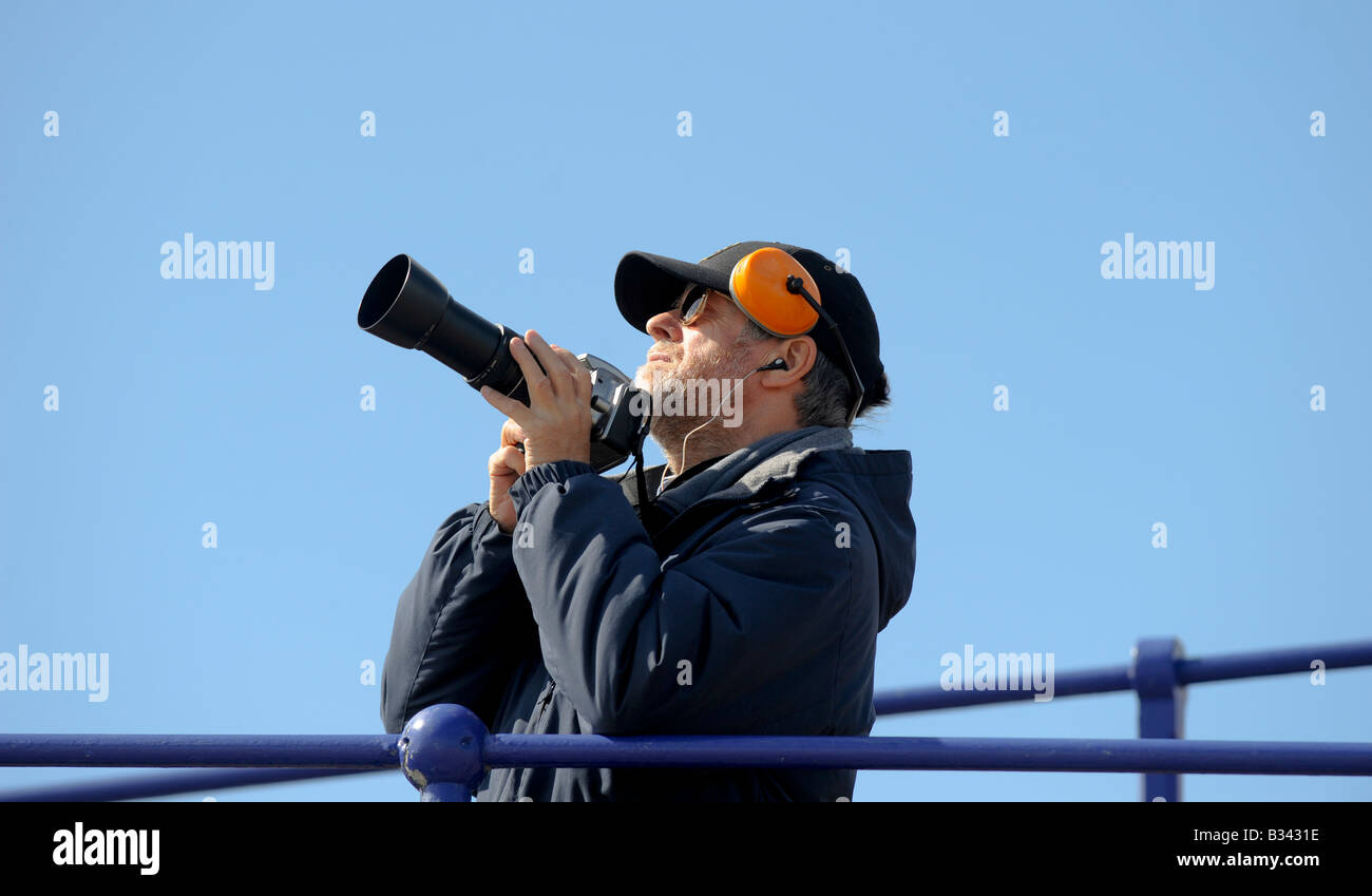 Plane spotting Fotograf trainiert sein Objektiv zum Himmel bei Eastbourne Airbourne 2008. Stockfoto