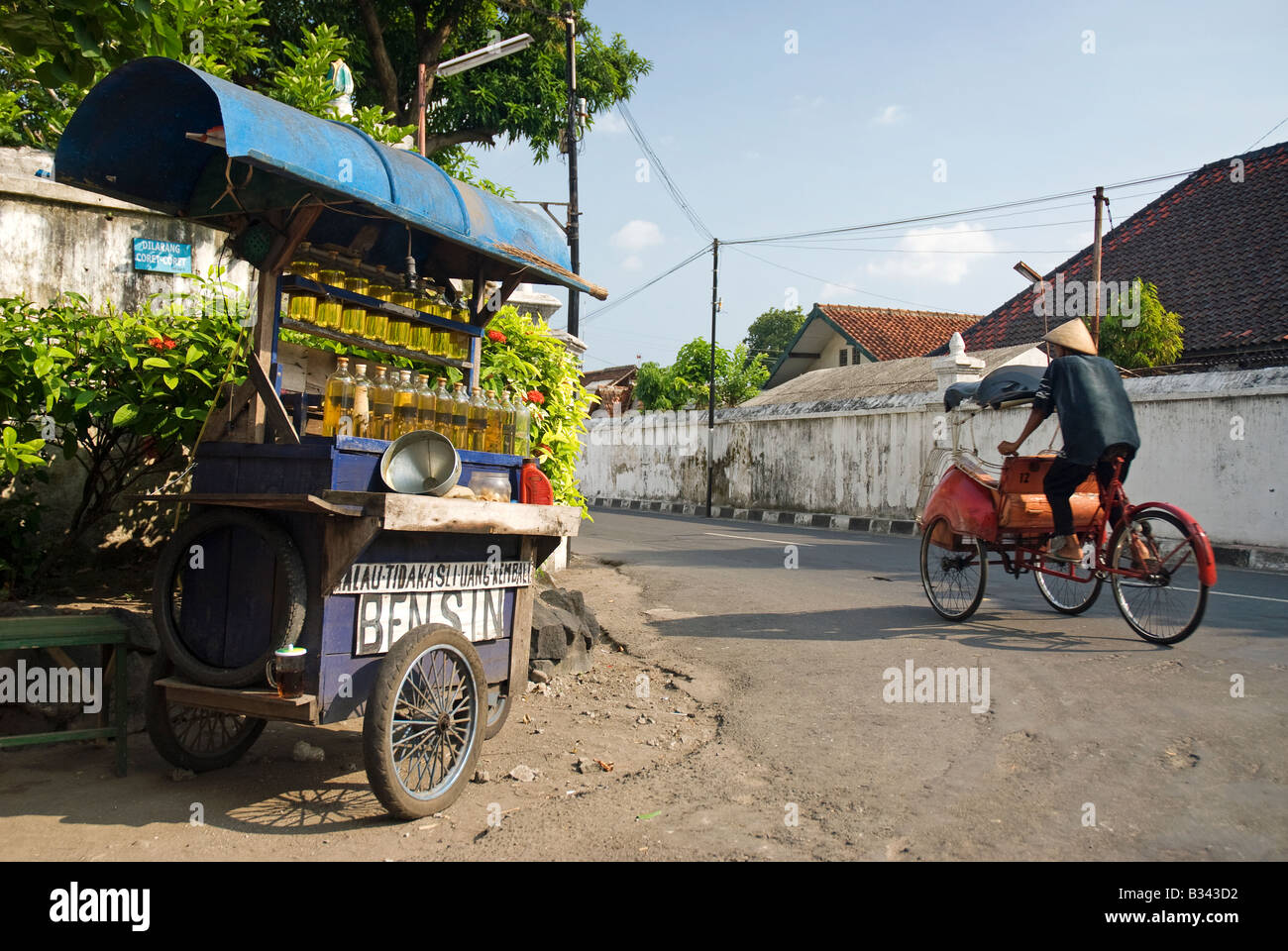 Blick auf Benzin-Shop in Yogyakarta Indonesien mit Becak-Fahrer Stockfoto