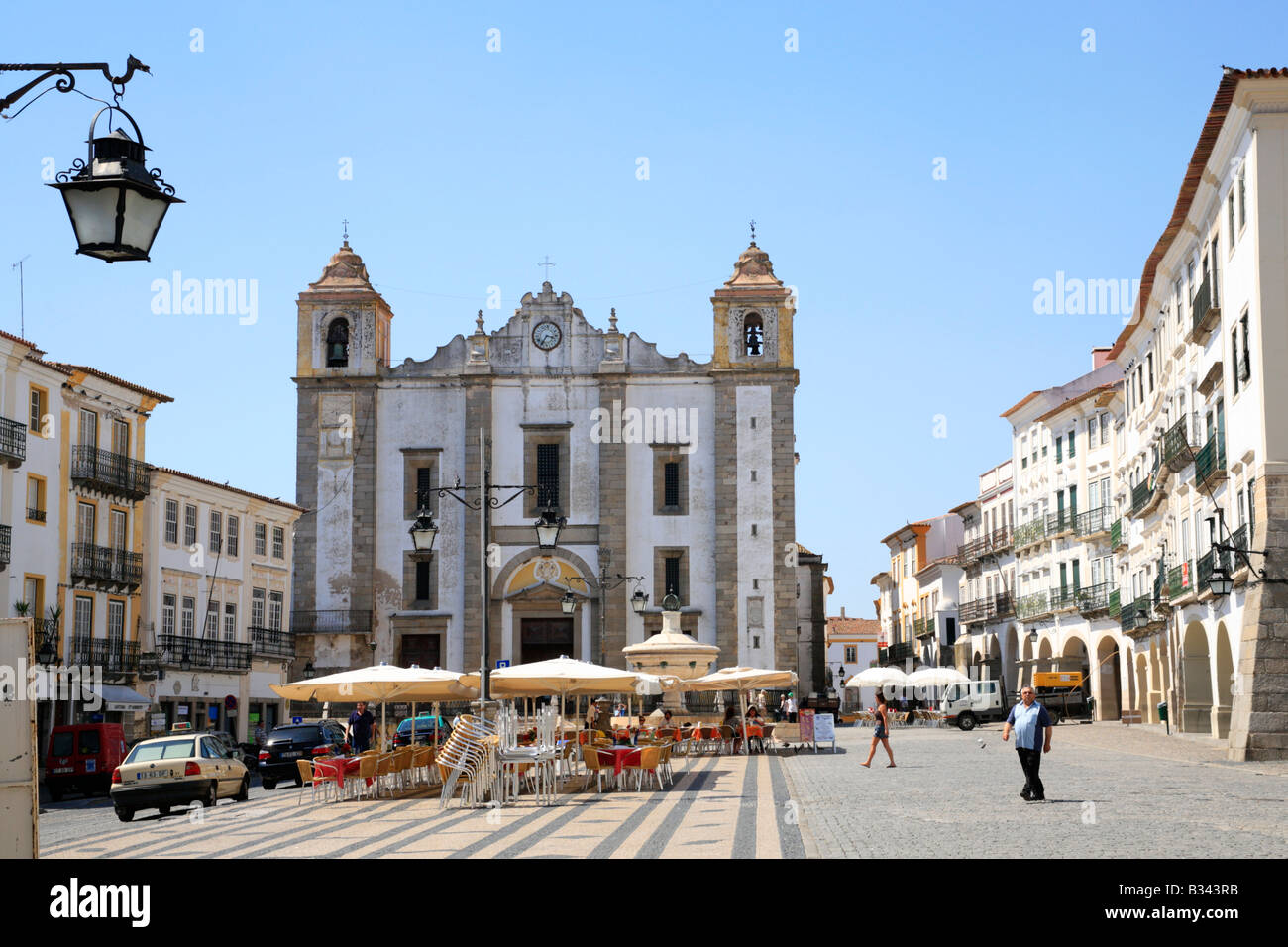 Praça Giraldo mit der Kirche Santo Antao in Évora, Alentejo, Portugal Stockfoto