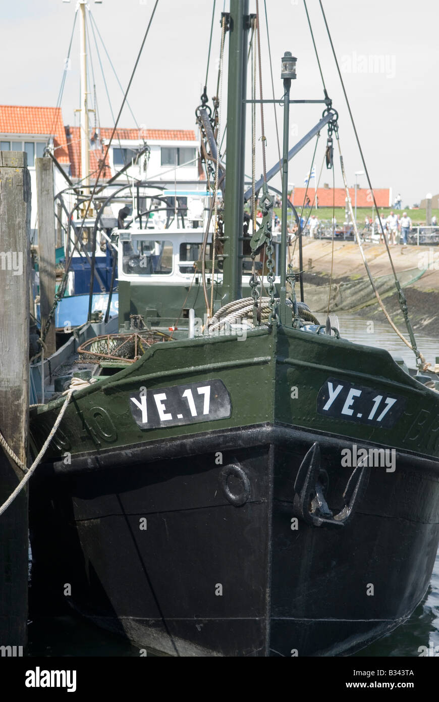 Muschel-Fräser gefesselt an den Kai in der Fischerei Dorf von Yerseke, Zeeland. Niederlande Stockfoto