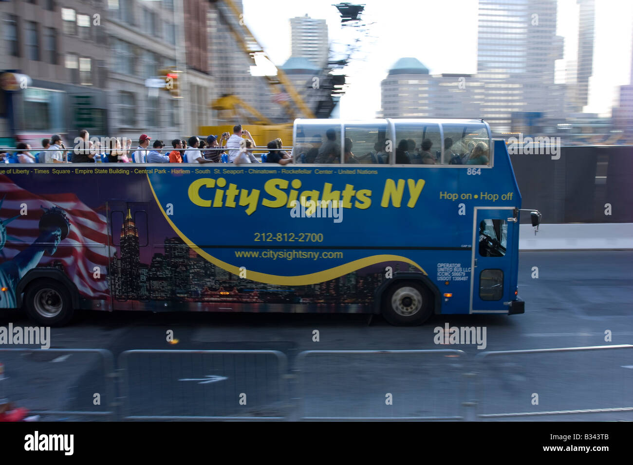 Touristen stehen auf einem City Sehenswürdigkeiten NY-Tour-Bus, über den Zaun von Ground Zero zu sehen. Stockfoto