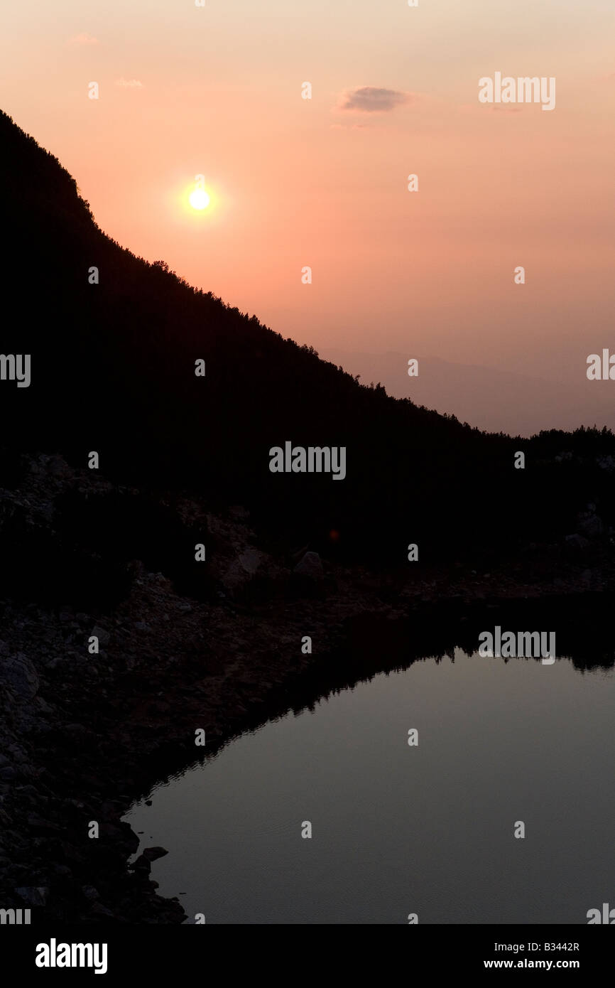 Twilight ist über den Sinanitsa See und Tal in World Heritage Site Nationalpark Pirin Bulgarien gefallen. Stockfoto