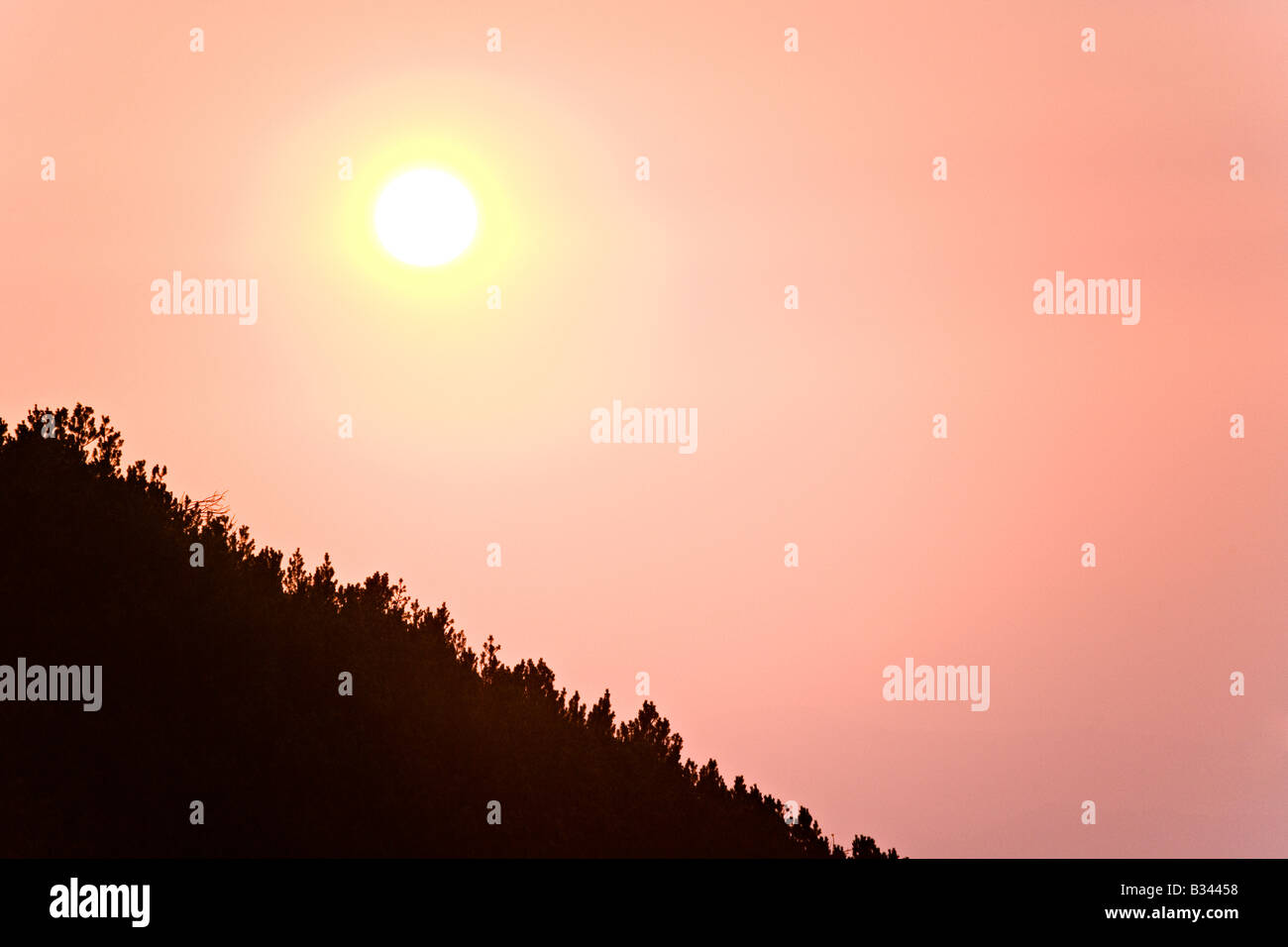 Großen Sonnenuntergang über Wald im Sinanitsa-Tal in World Heritage Site Nationalpark Pirin Bulgarien Stockfoto