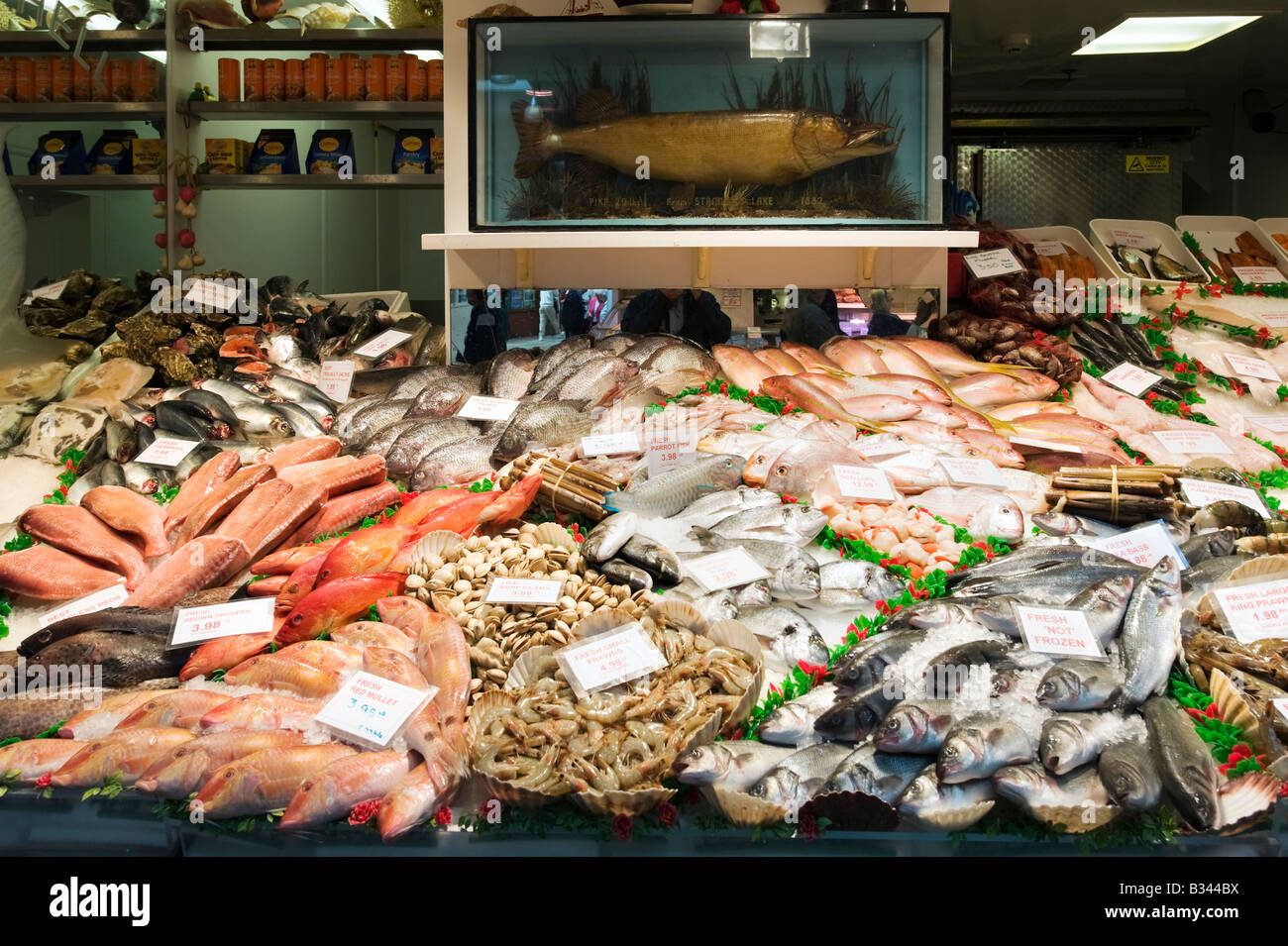 Fischhändler Stall in der Edwardian Kirkgate Market, Leeds, West Yorkshire, England Stockfoto