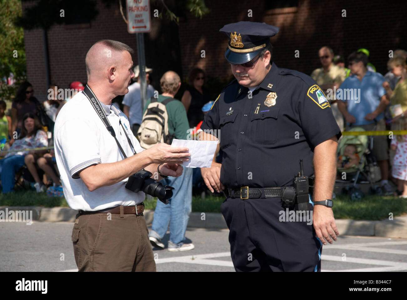 Ein Nachrichten-Fotograf erklärt, dass er die Genehmigung zum Fotografieren auf einem Festival in Greenbelt, Maryland hat Stockfoto