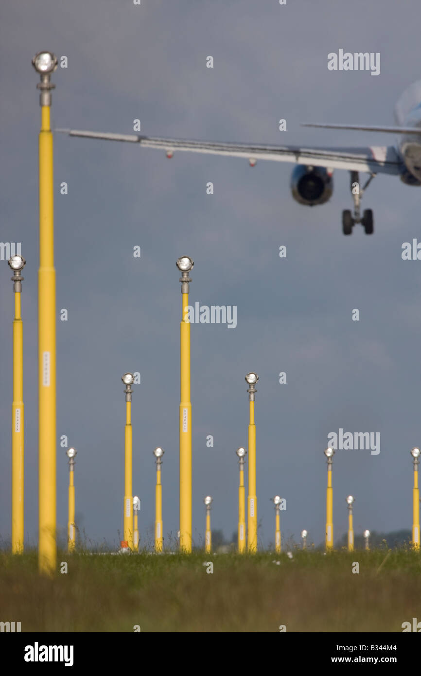 Kommerzielle Flugzeug im kurzen Endanflug zum Flughafen London Heathrow mit Landescheinwerfer im Vordergrund. Stockfoto