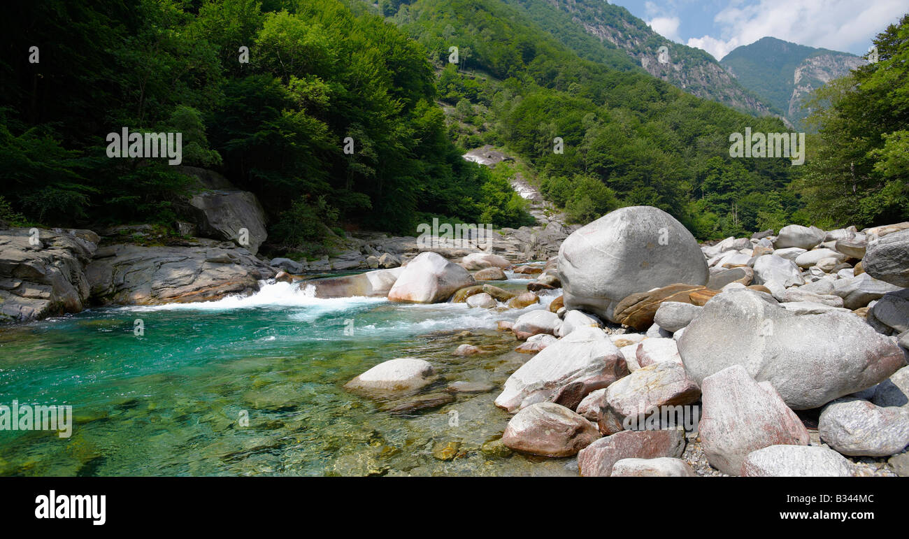 Steinen und Fluss, alpine Bach im Val Verzasca, Ticino Stockfoto