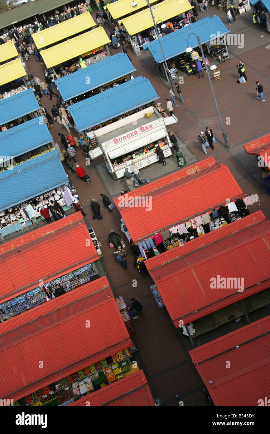 City of Leeds, England. Antenne seitlicher Blick auf Leeds Markt unter freiem Himmel an der George Street. Stockfoto