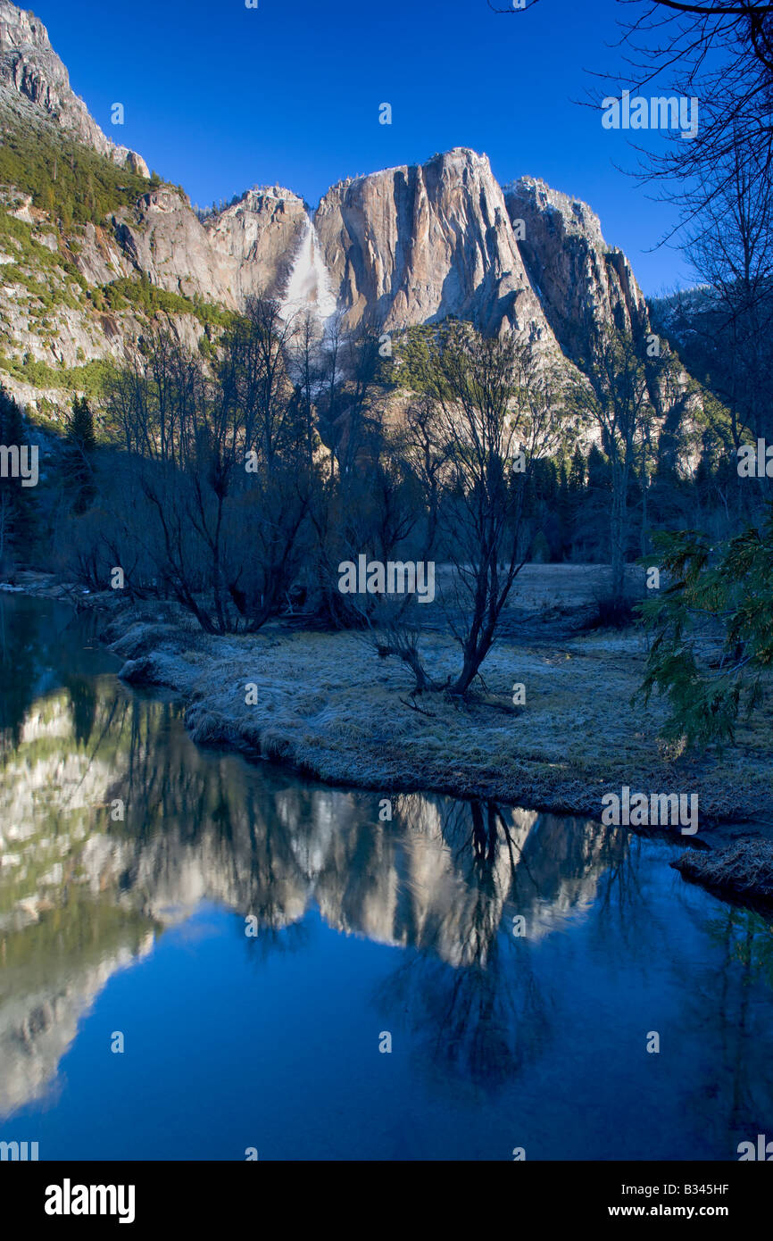 Yosemite Falls spiegelt sich in den Merced River im Yosemite National Park Stockfoto