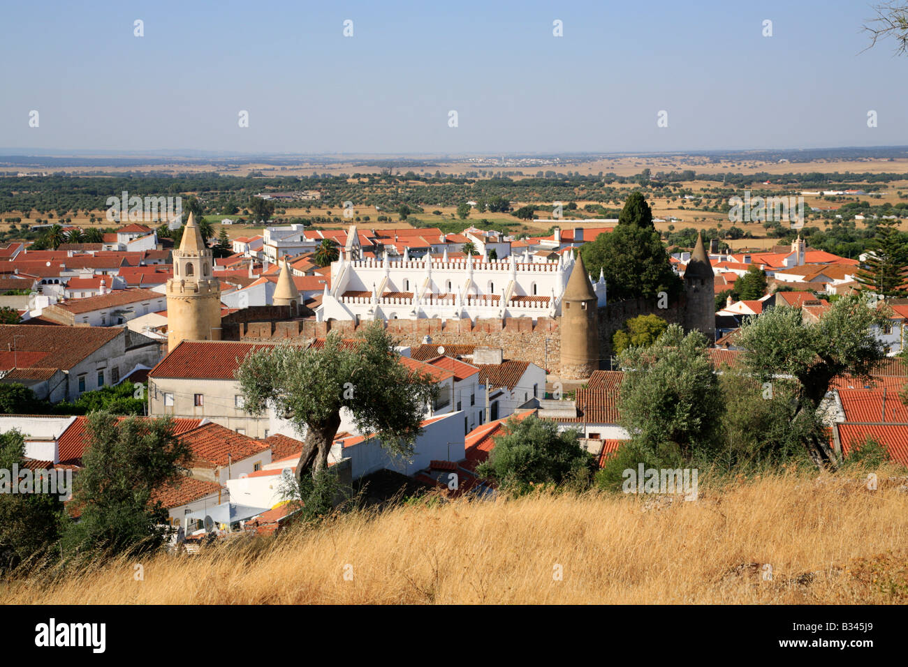 Praça Giraldo mit der Kirche Santo Antao in Évora, Alentejo, Portugal Stockfoto