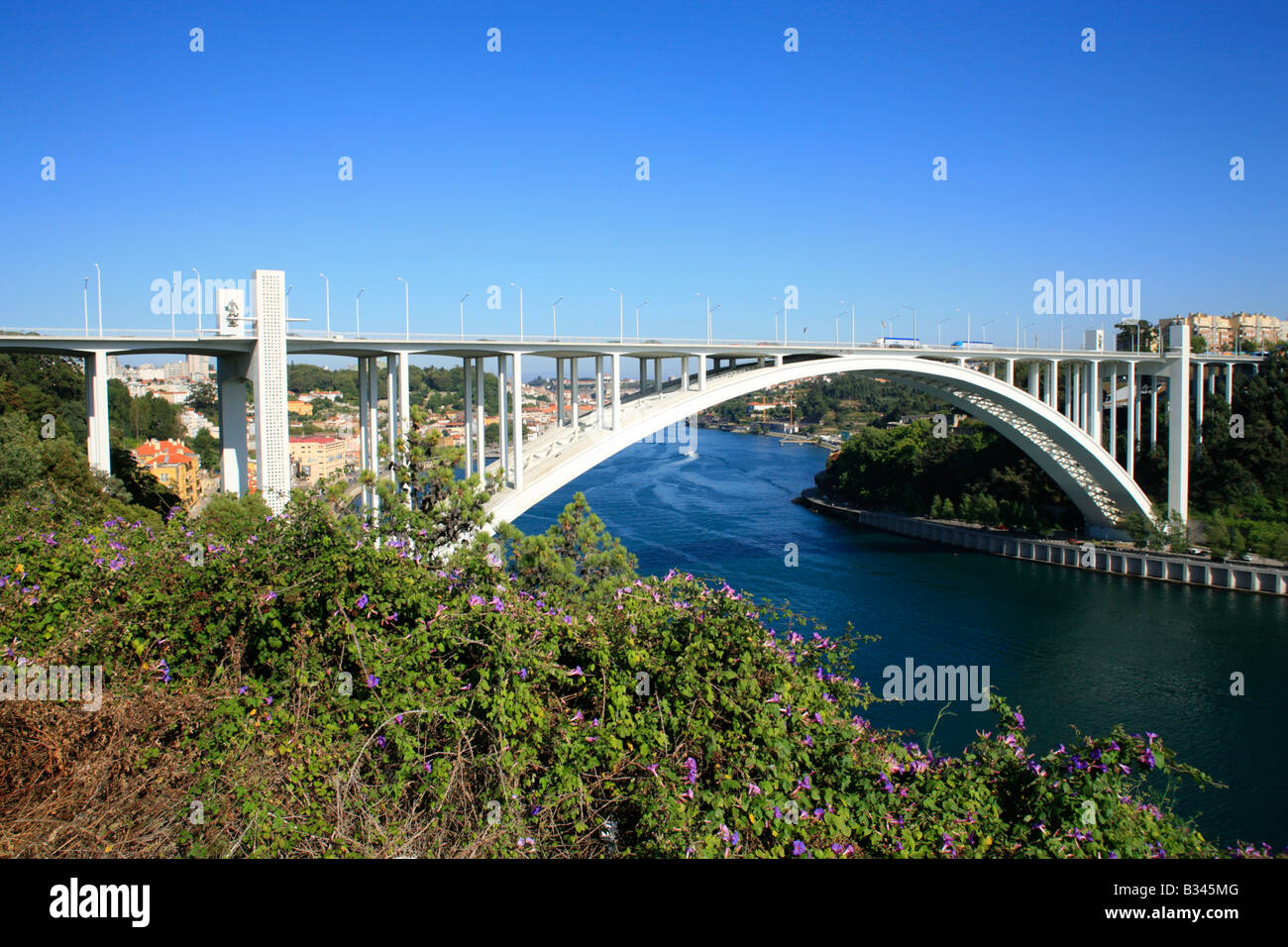 Brücke Ponte da Arrabida in Porto, Portugal Stockfoto