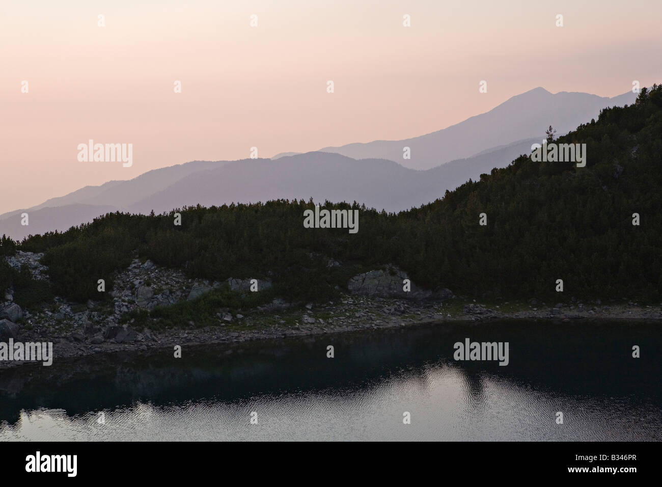 Twilight ist über den Sinanitsa See und Tal in World Heritage Site Nationalpark Pirin Bulgarien gefallen. Stockfoto