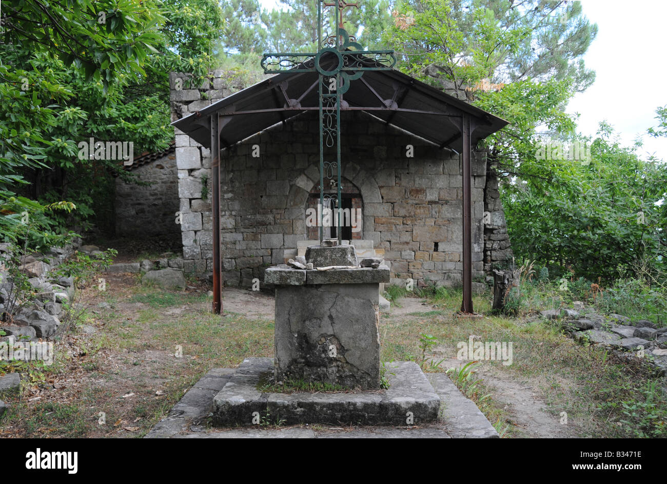 La Chapelle St Laurent, ein halb verfallenen Gebäude in der Nähe von Bessègesin der Region Gard, Frankreich. Stockfoto