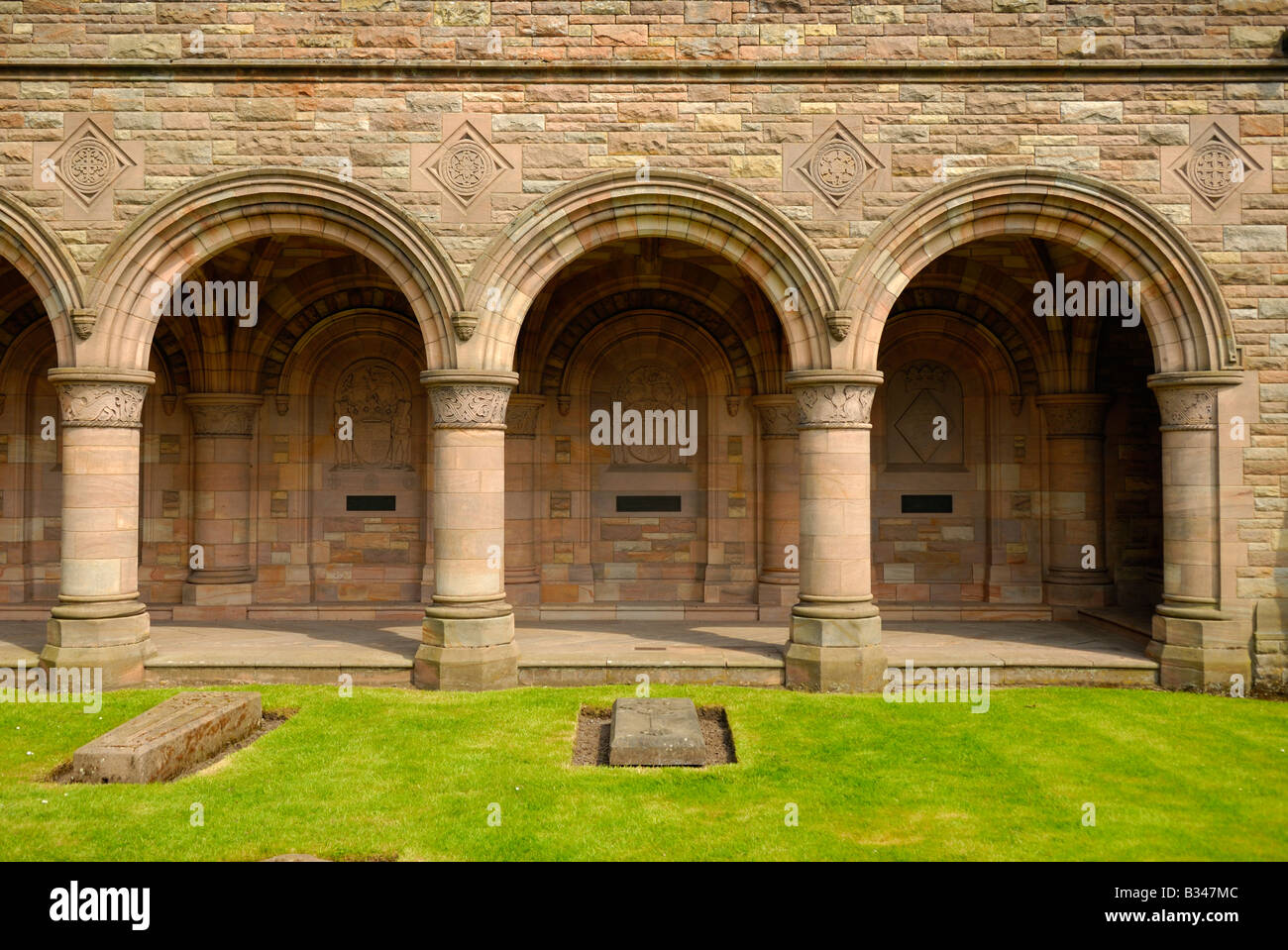 Denkmal-Kreuzgang, 8. Duke of Roxburghe modernen Anbau (1933), Kelso Abbey schottischen Grenzen UK Stockfoto
