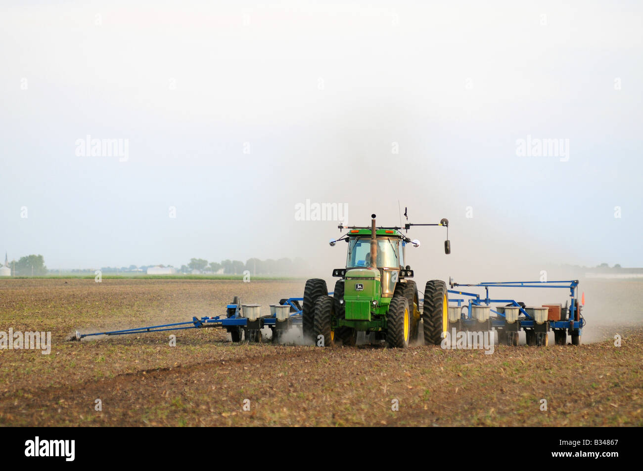 John Deere Traktor Pflanzen Mais oder Sojabohnen in einem amerikanischen Bauernhof-Feld Stockfoto