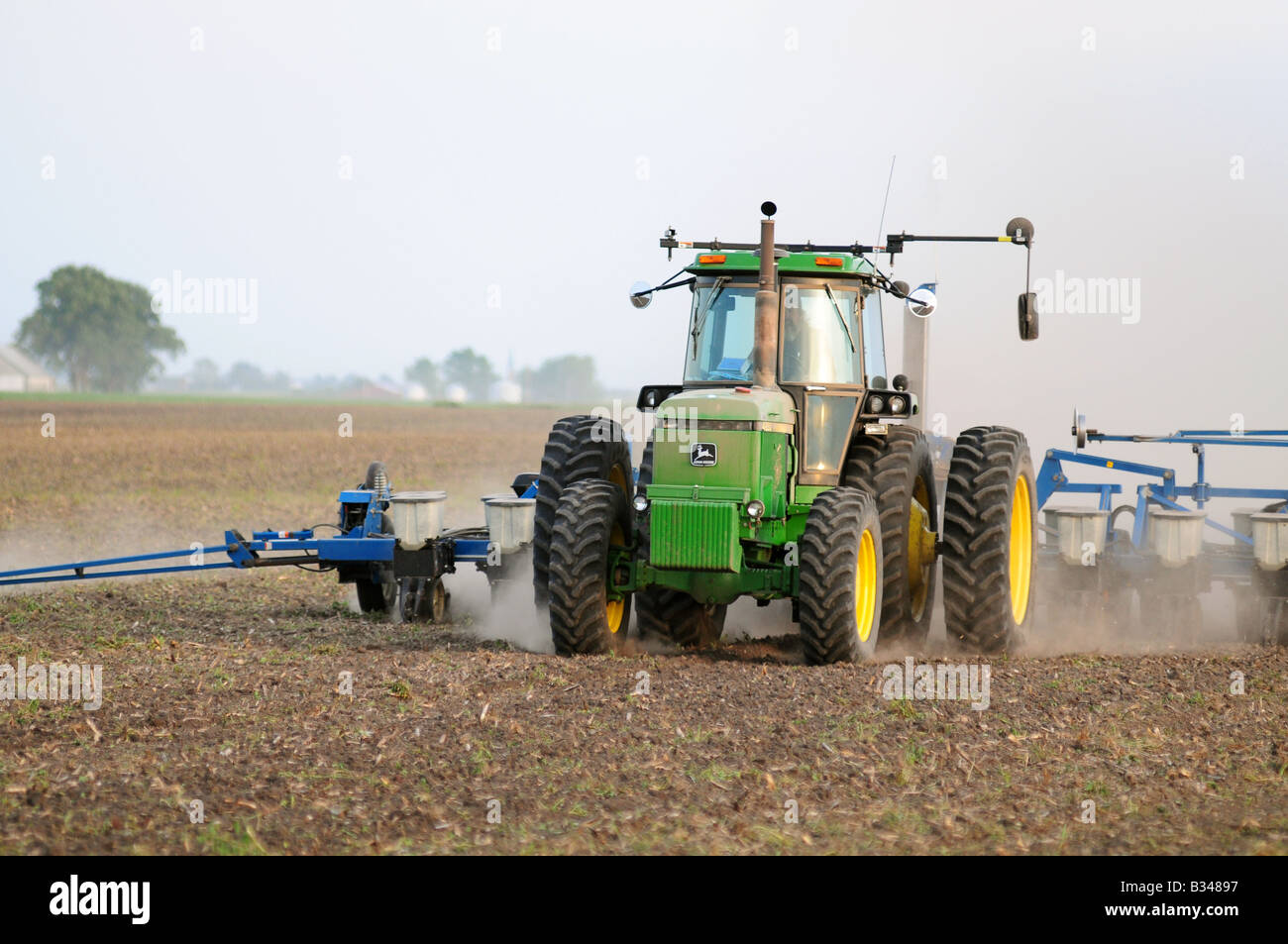 John Deere Traktor Pflanzen Mais oder Sojabohnen in einem amerikanischen Bauernhof-Feld Stockfoto