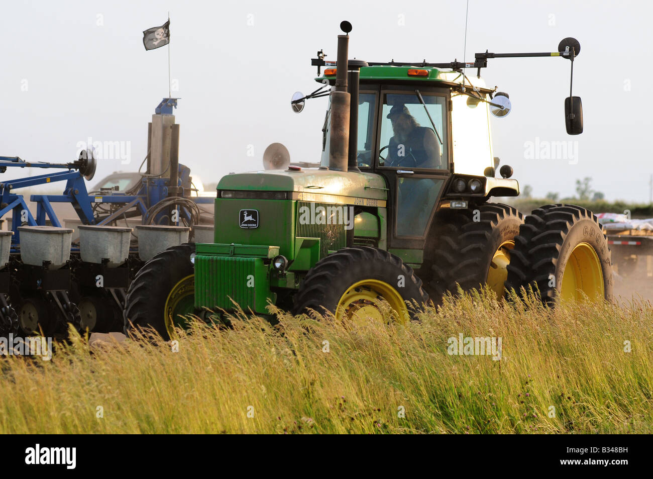 John Deere Traktor Pflanzen Mais oder Sojabohnen in einem amerikanischen Bauernhof-Feld Stockfoto