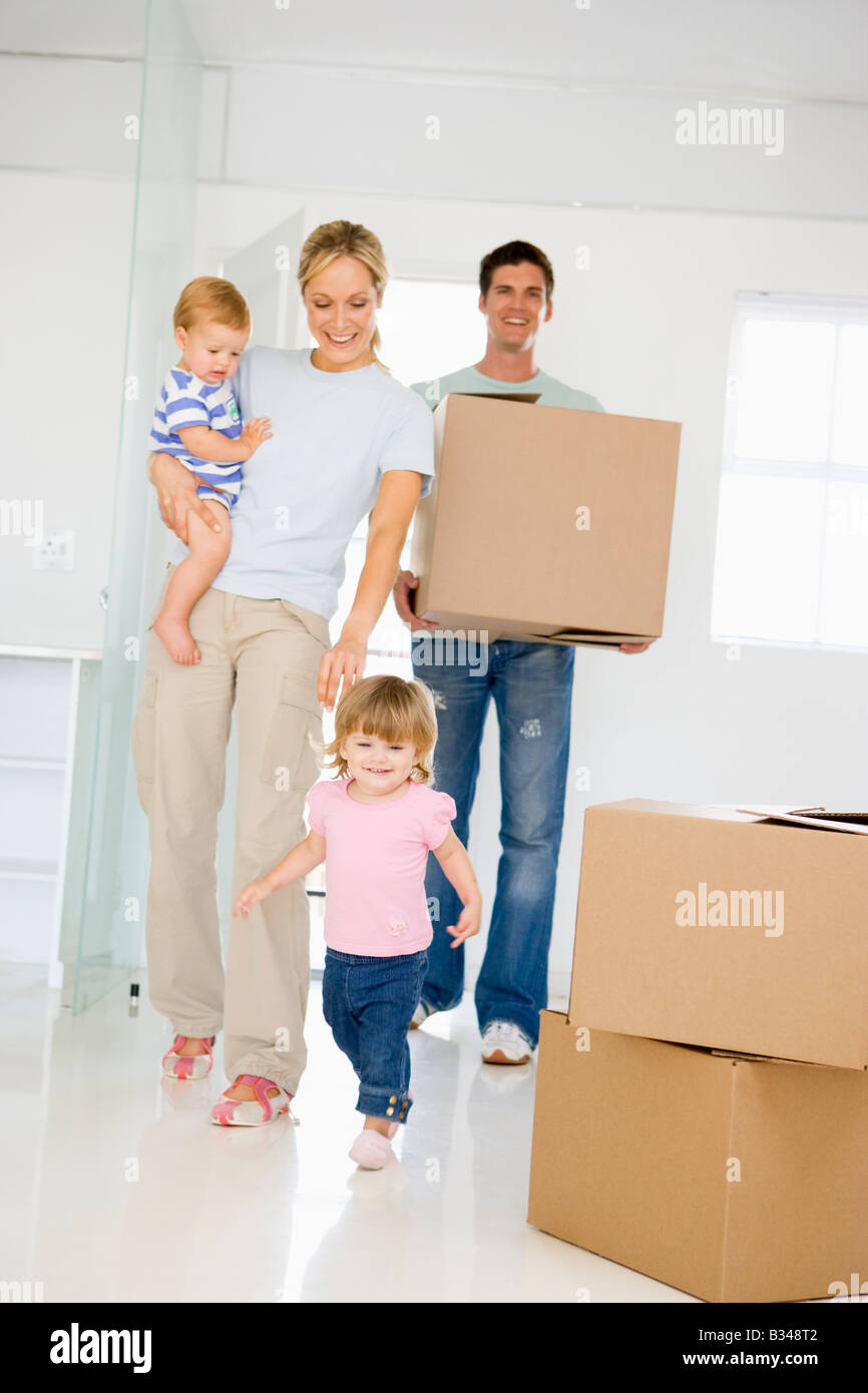 Familie mit Umzug in die neue Heimat lächelnd-box Stockfoto