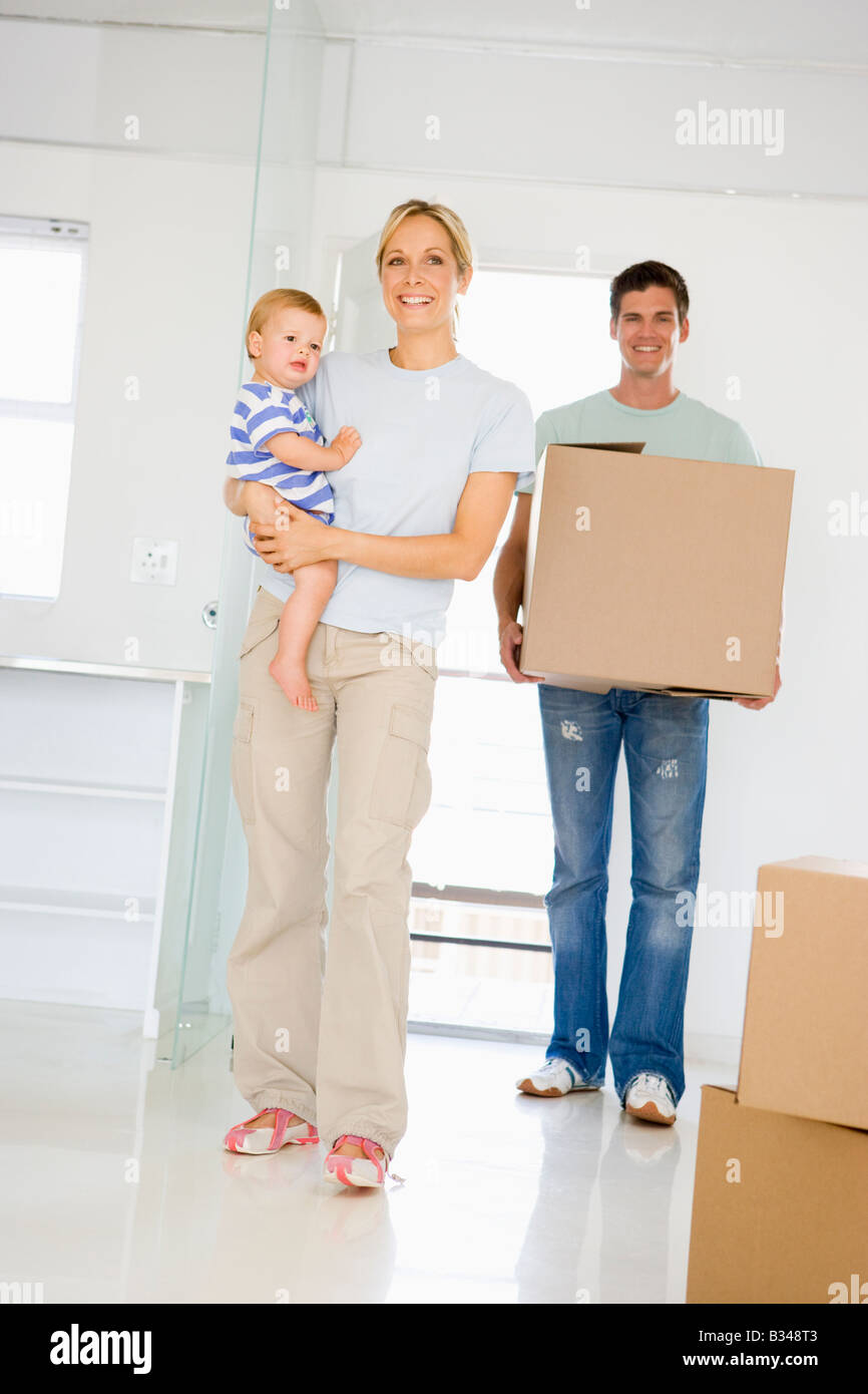 Familie mit Umzug in die neue Heimat lächelnd-box Stockfoto