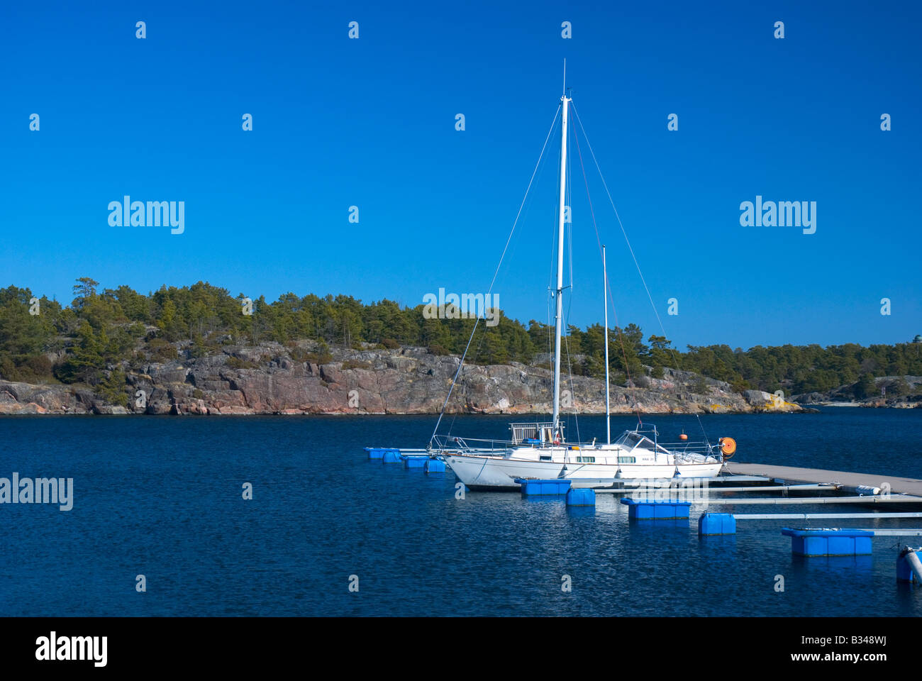 Nebensaison auf Sandhamn (Insel Sandö) in den Schären von Stockholm, Schweden. Insel mit schönen Stränden und idyllischen Umgebung Stockfoto