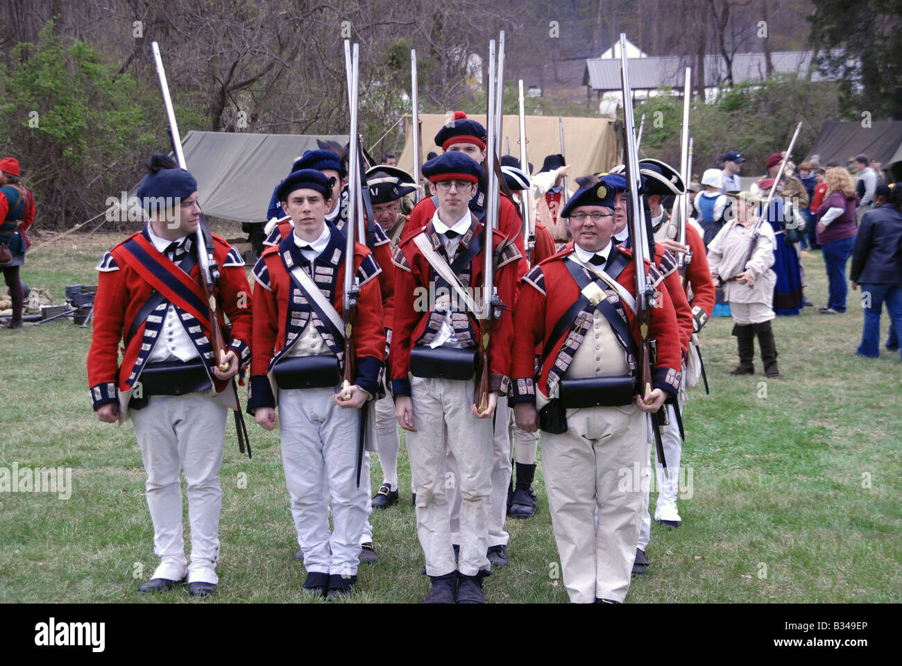 Britische Soldaten marschieren in der Nachstellung des Unabhängigkeitskrieges in Glendale, Md Stockfoto