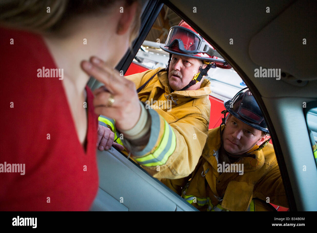Feuerwehrmann Puls der Frau während einer anderen Feuerwehrmann Uhren (Tiefenschärfe) Stockfoto