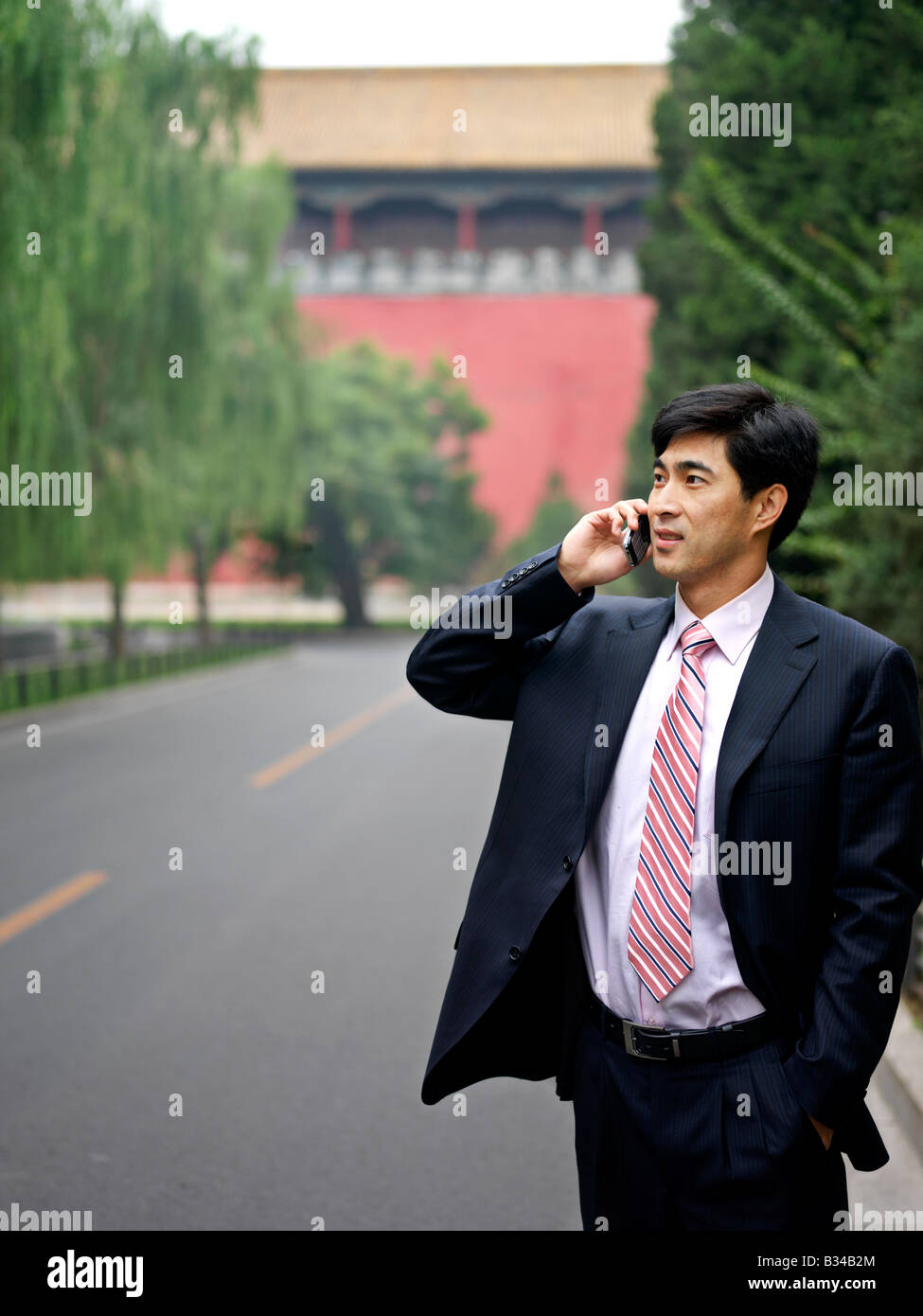 Chinesischer Geschäftsmann mit Technologie für seine Zwecke nutzen als auch Geschäftsreisende. Stockfoto