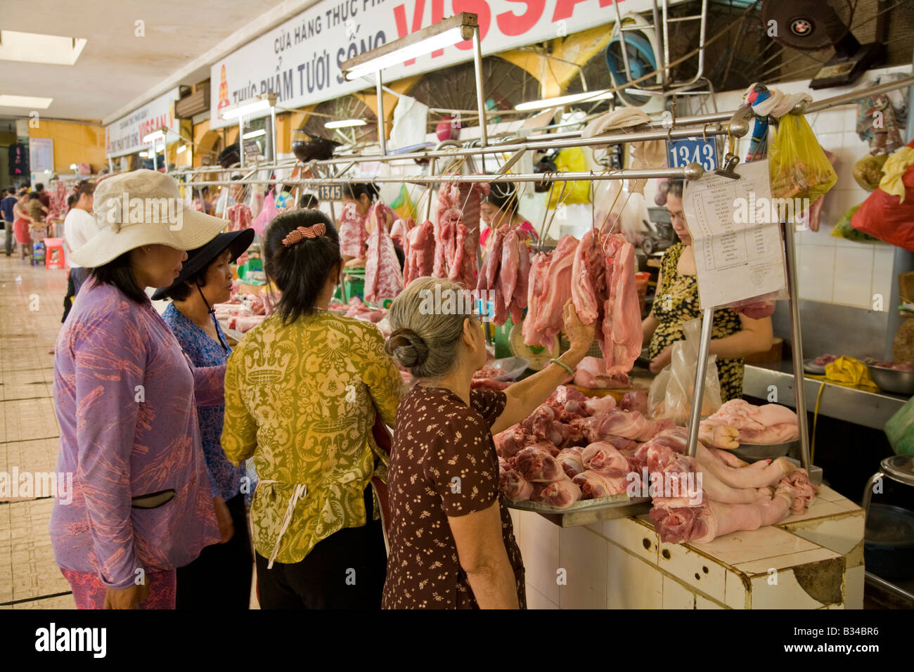 Shopping für Fleisch auf dem täglichen Lebensmittelmarkt Stockfoto