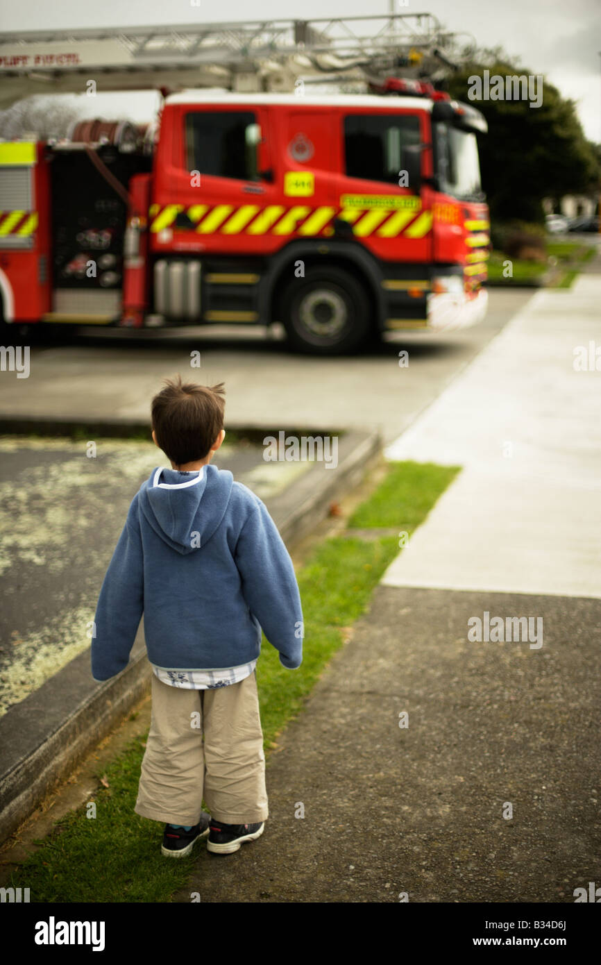 Sechs Jahre alter Junge schaut Feuerwehrauto außerhalb Feuerwache in Palmerston North New Zealand Stockfoto