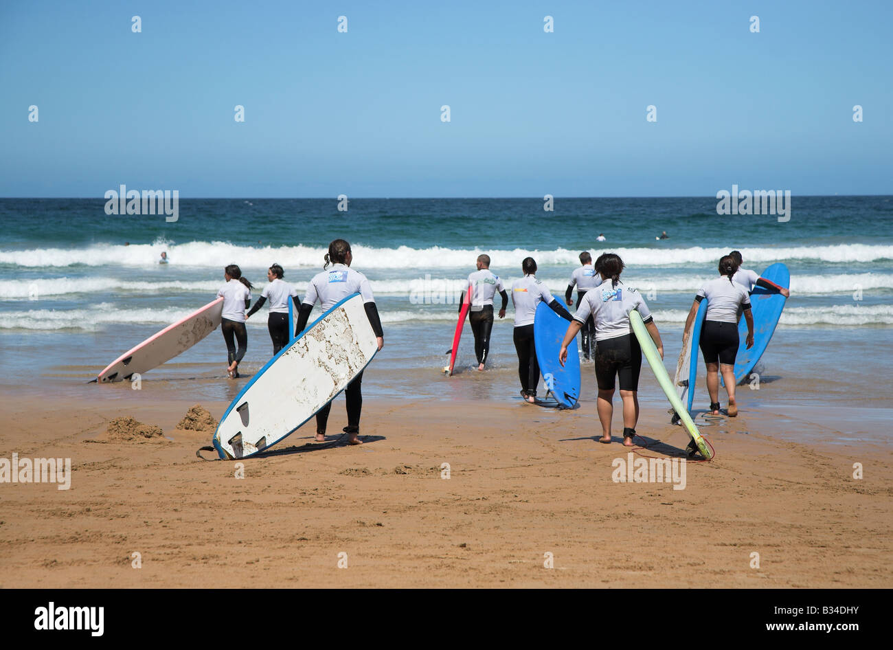 Surfen Sie Schülerinnen und Schüler auf Manley Beach in Manley, in der Nähe von Sydney in Australien. Stockfoto