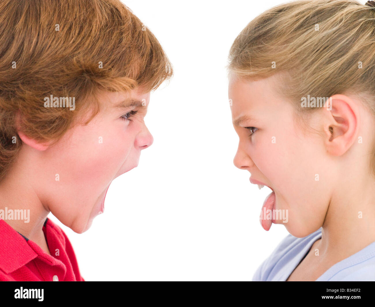 Bruder Schwester ihre Zunge heraus schreien Stockfoto