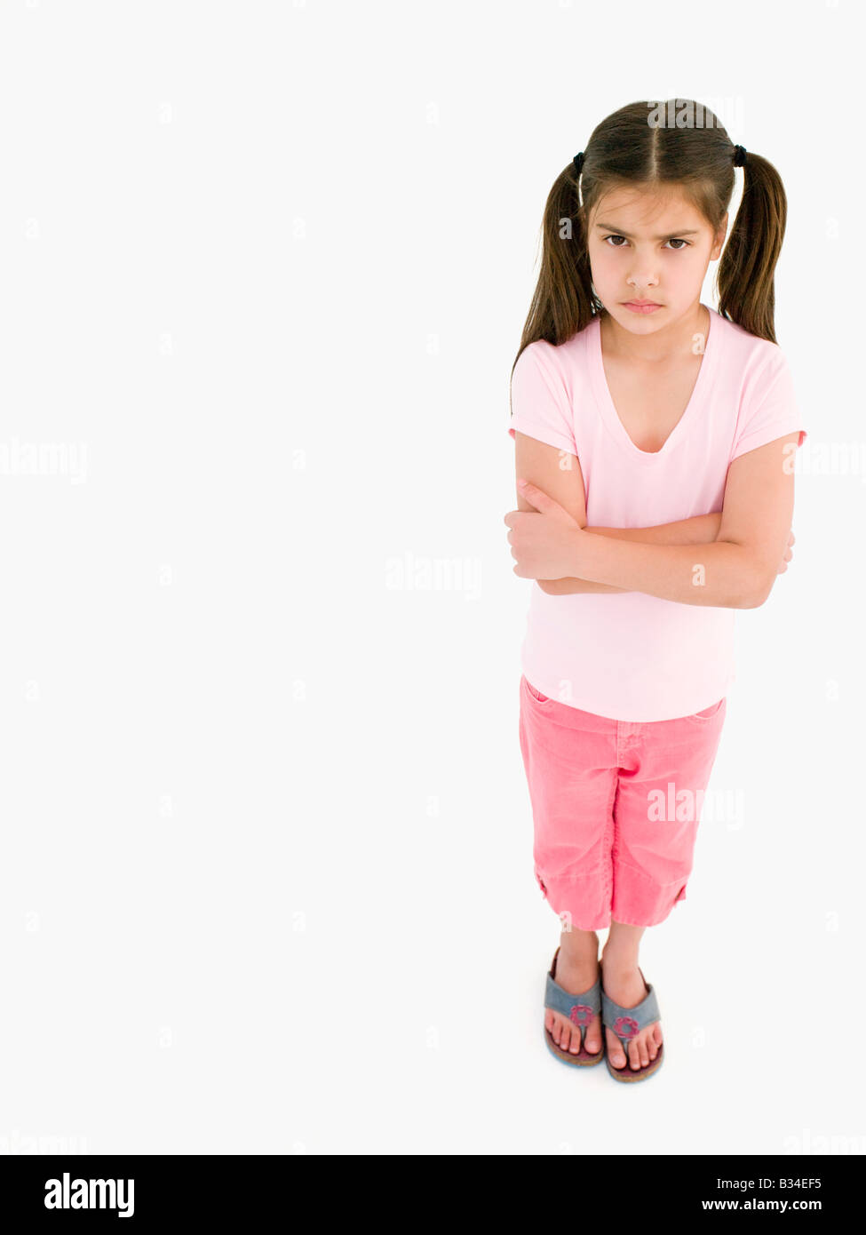Junges Mädchen mit Armen gekreuzt wütend Stockfoto