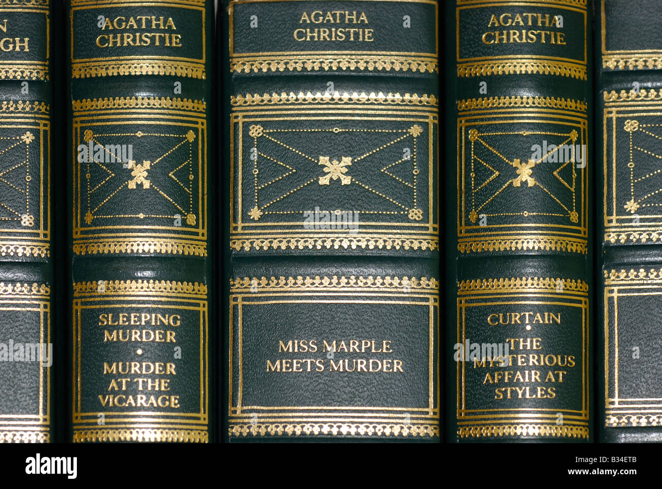 Buchrücken aus Leder gebundene Bücher, Geschichten von Agatha Christie  Stockfotografie - Alamy