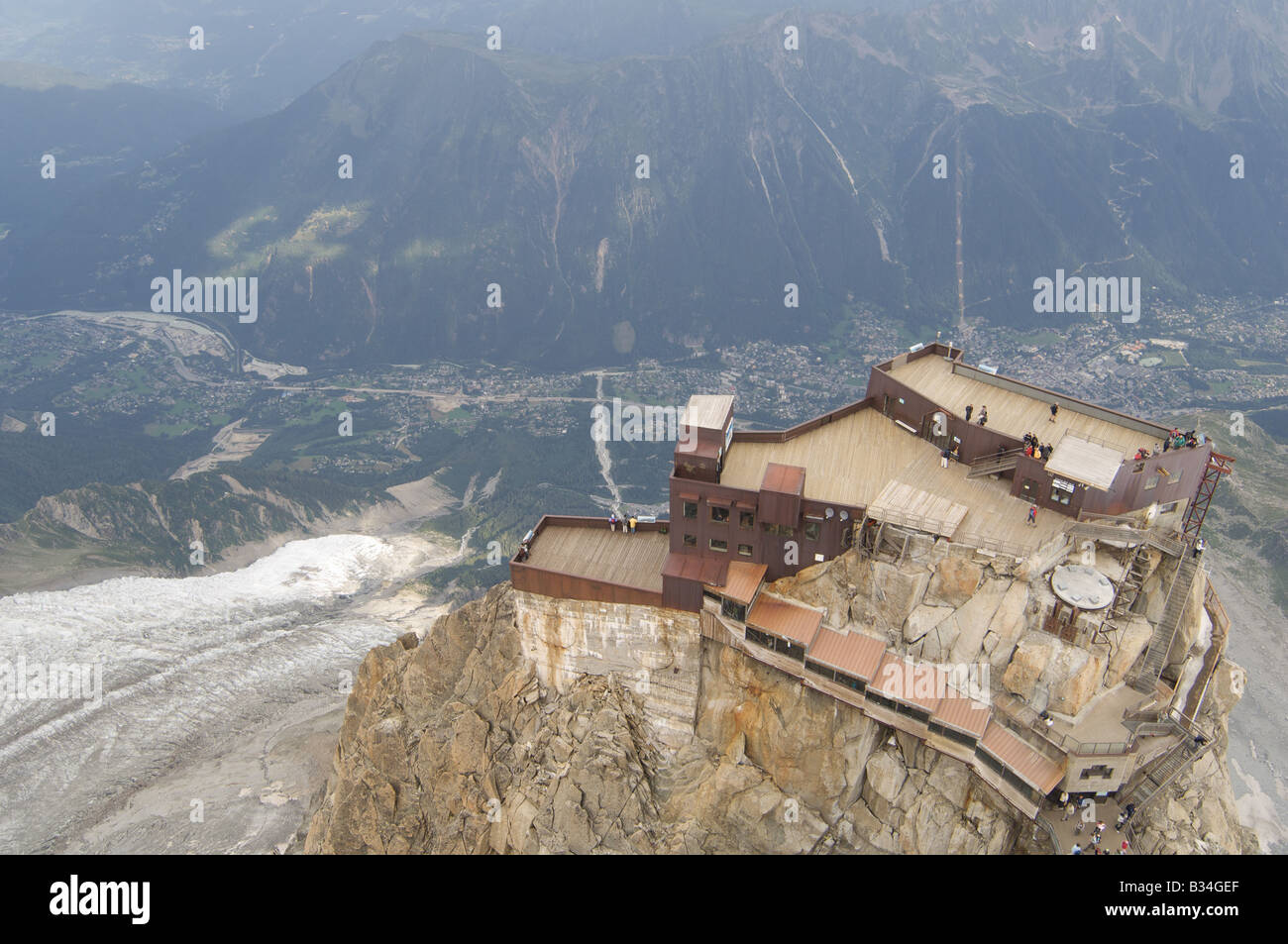 Blick hinunter auf die Aiguille DU Midi Liftstation, Chamonix in der Ferne, unten. Stockfoto