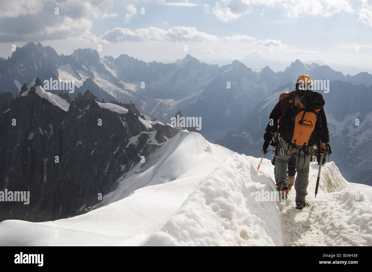 Kletterer verlassen die Aiguille Du Midi Liftstation.  Bergsteigen in den französischen Alpen. Stockfoto Kletterer verlassen die Aiguille Du Midi Liftstation.  Bergsteigen in den französischen Alpen. Stockfoto