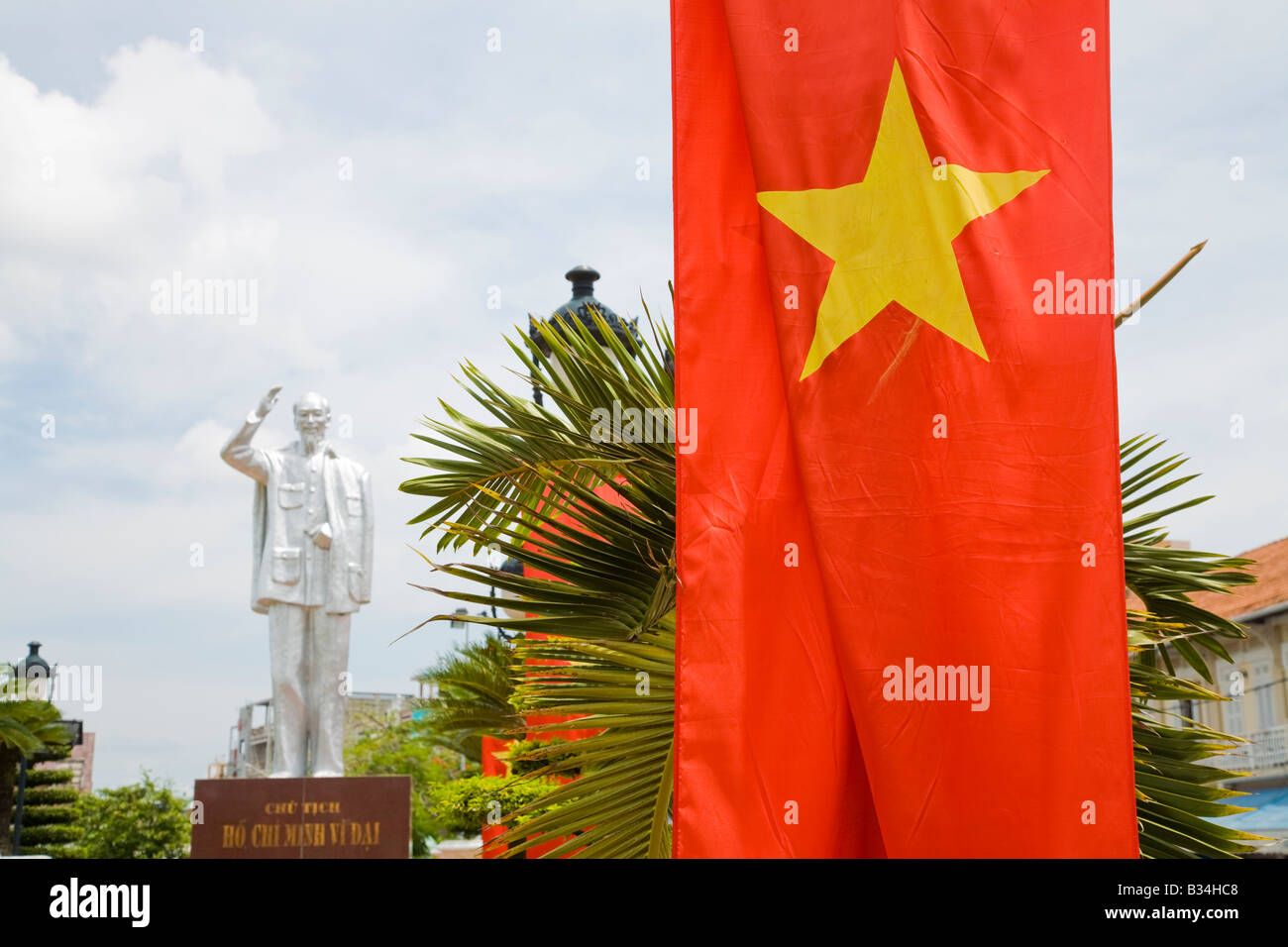 Statue von Ho Chi Minh im Mekong-Delta Betten die Vietnam-Flagge Stockfoto