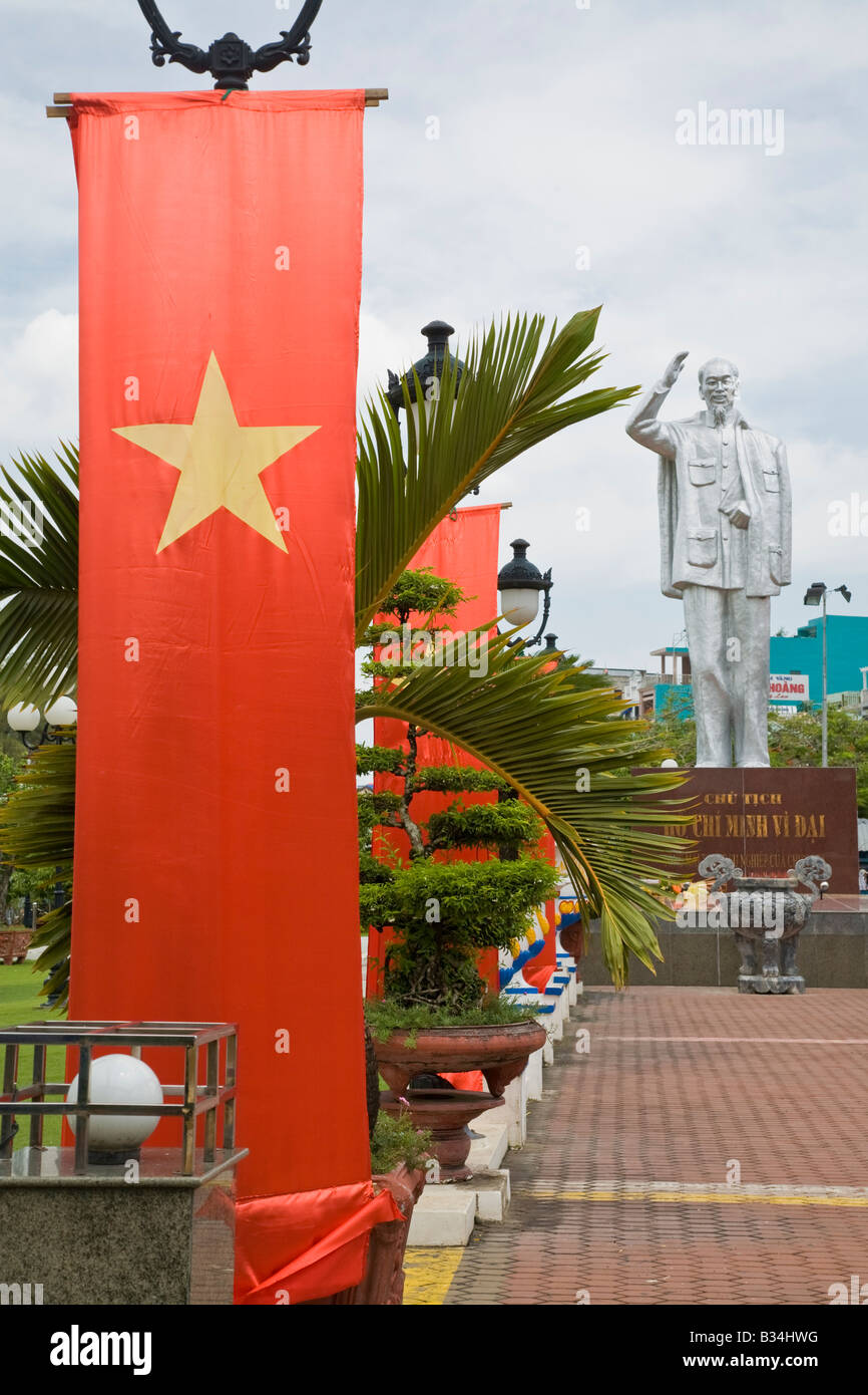 Statue von Ho Chi Minh im Mekong-Delta Betten die Vietnam-Flagge Stockfoto