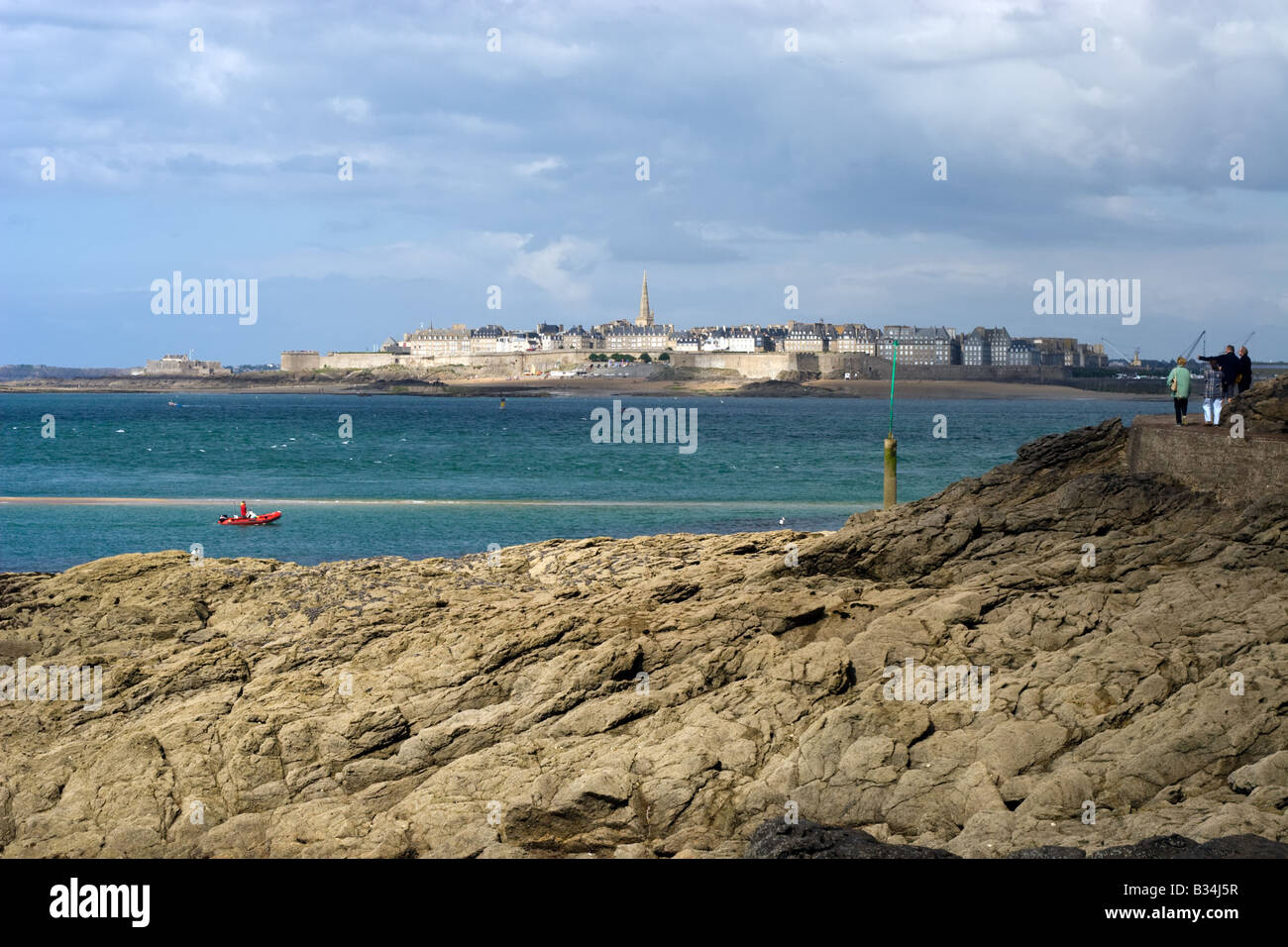 Die Stadt Saint Malo aus über das Wasser in Dinard Stockfoto