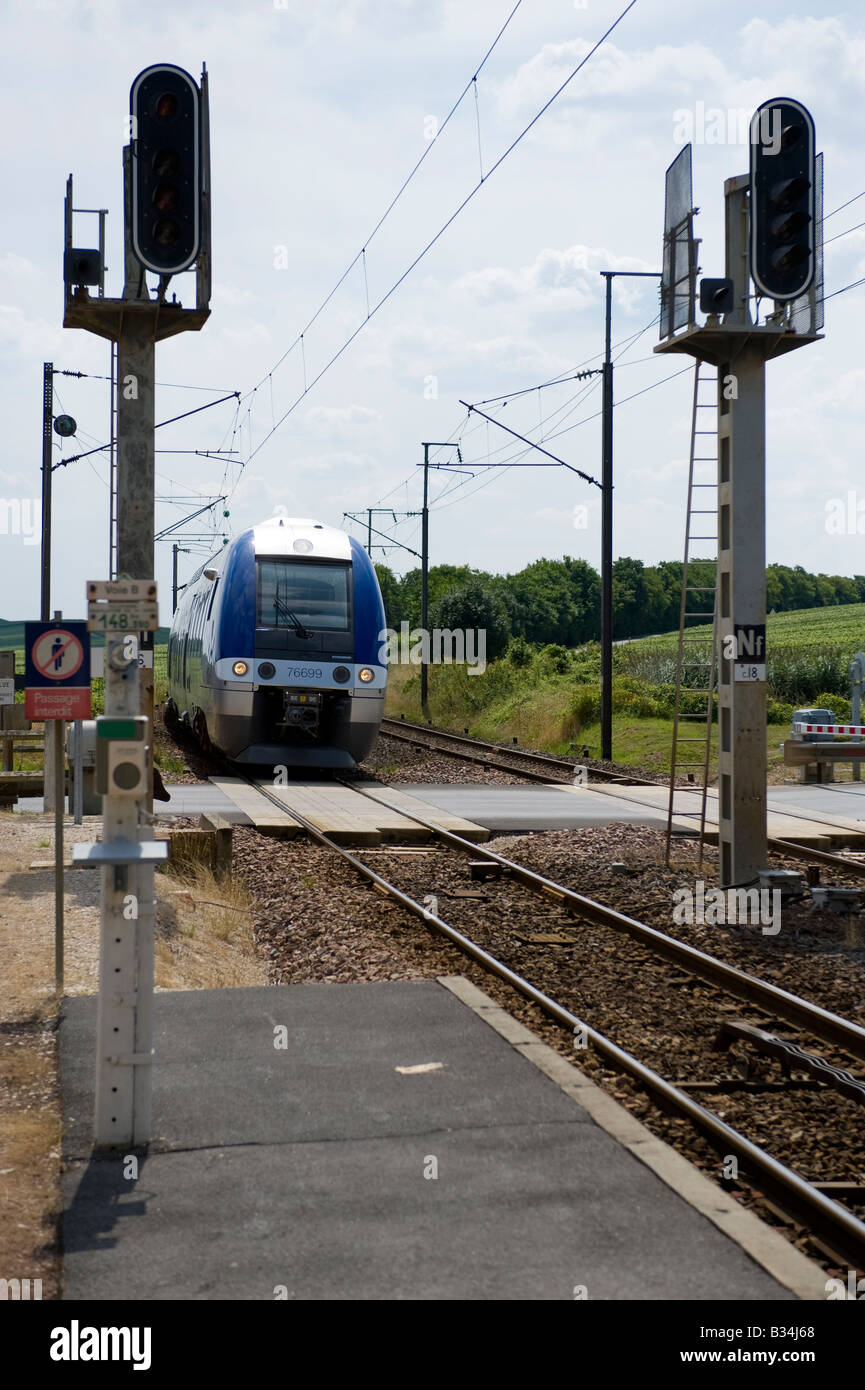 Zug von Epernay Avenay Val-d ' or-Bahnhof Champagne-Ardenne Annäherung an Frankreich Stockfoto