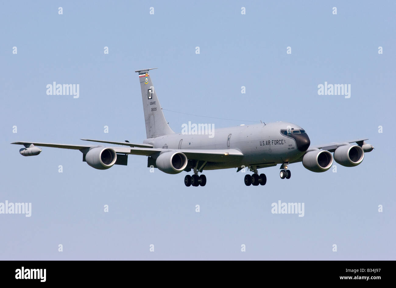 USAF Boeing KC-135R Stratotanker landet auf dem RAF Mildenhall Stockfoto