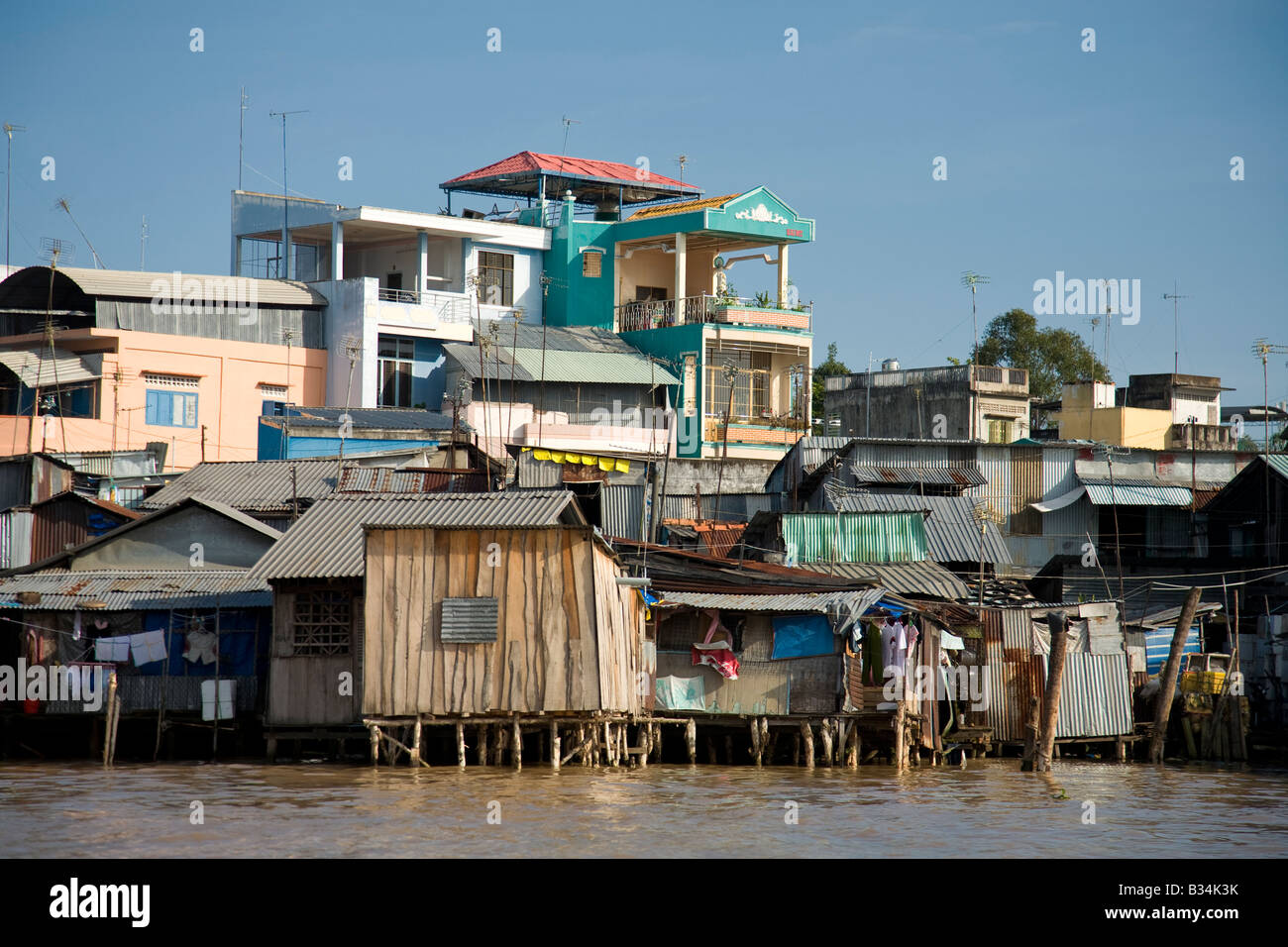Ein typisches Wohngebiet entlang einer der vielen Flüsse auf dem Mekong-Delta, Vietnam Stockfoto