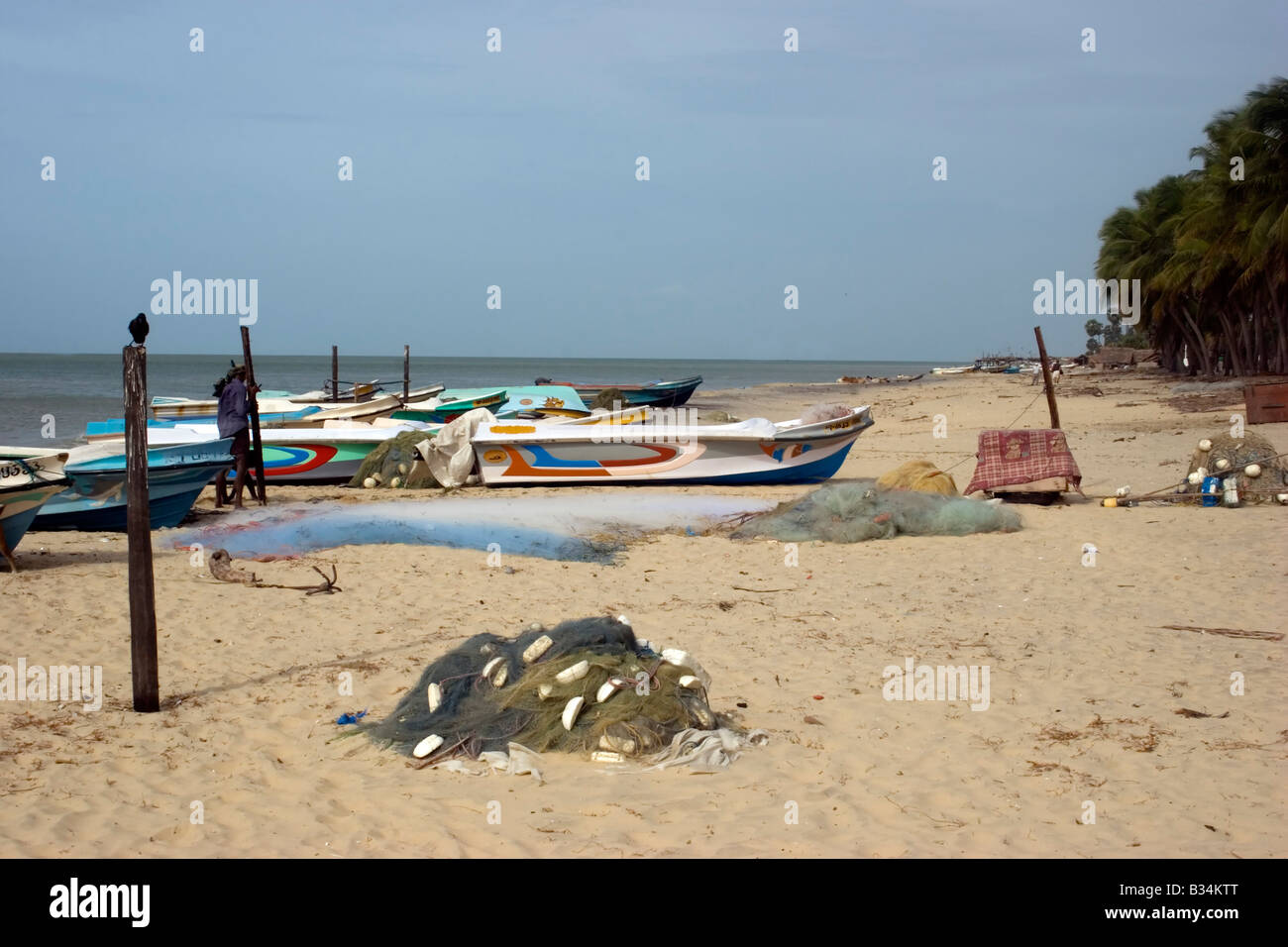 Lokalen Fishermans Boote sitzen an auf dem Strand von Mannar, Sri Lanka Stockfoto