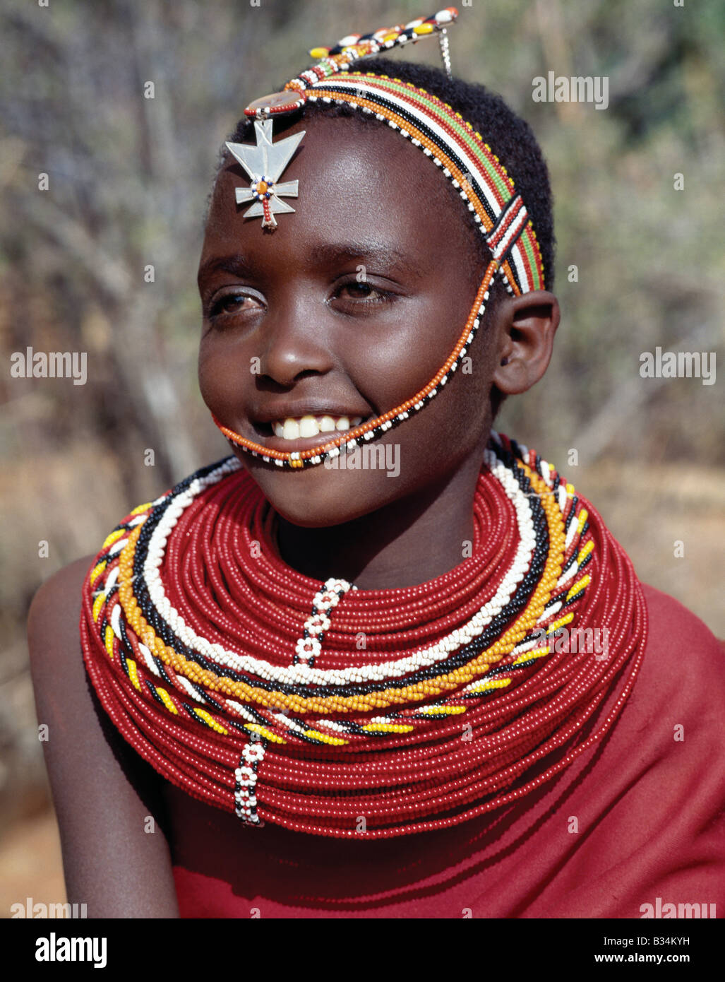 Kenya, Samburu District, Kirimun. Ein hübsches Samburu Mädchen in traditioneller Kleidung. Stockfoto