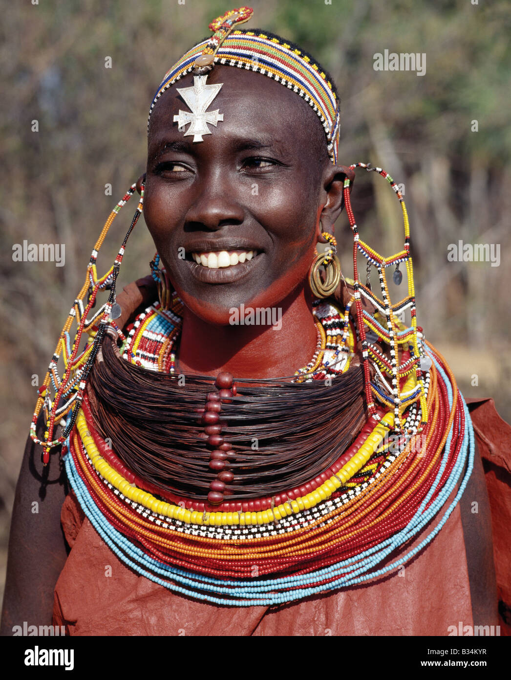 Kenya, Samburu District, Kirimun. Eine Samburu Frau trägt eine Mporro-Halskette, die ihr verheirateten Status bedeutet. Diese Halsketten, einmal der Haare von Giraffe Schwänzen, bestehen nun aus Fasern von Doum Palmwedel (Hyphaene Coriacea). Die Perlen sind mid-19th Jahrhundert venezianischem Glasperlen, die frühen Jäger und Händler zu Samburuland eingeführt wurden. Stockfoto