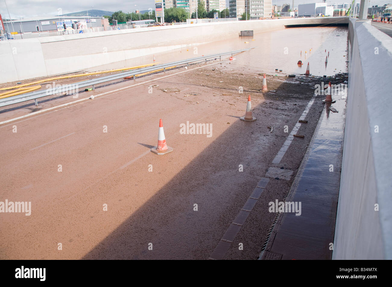 Broadway Kreisverkehr Westlink, Belfast unter 5m Hochwasser.  Unterführung war nur 4 Wochen früher geöffnet. Stockfoto