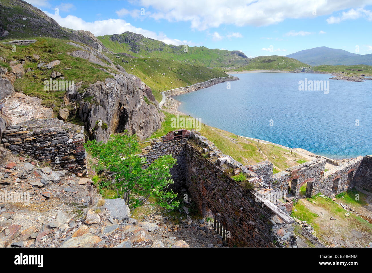 Das verlassene Kupfermine Gebäude neben Llyn llydaw Neben der Bergleute aus Pen y Pass auf den Gipfel des Mount Snowdon Stockfoto