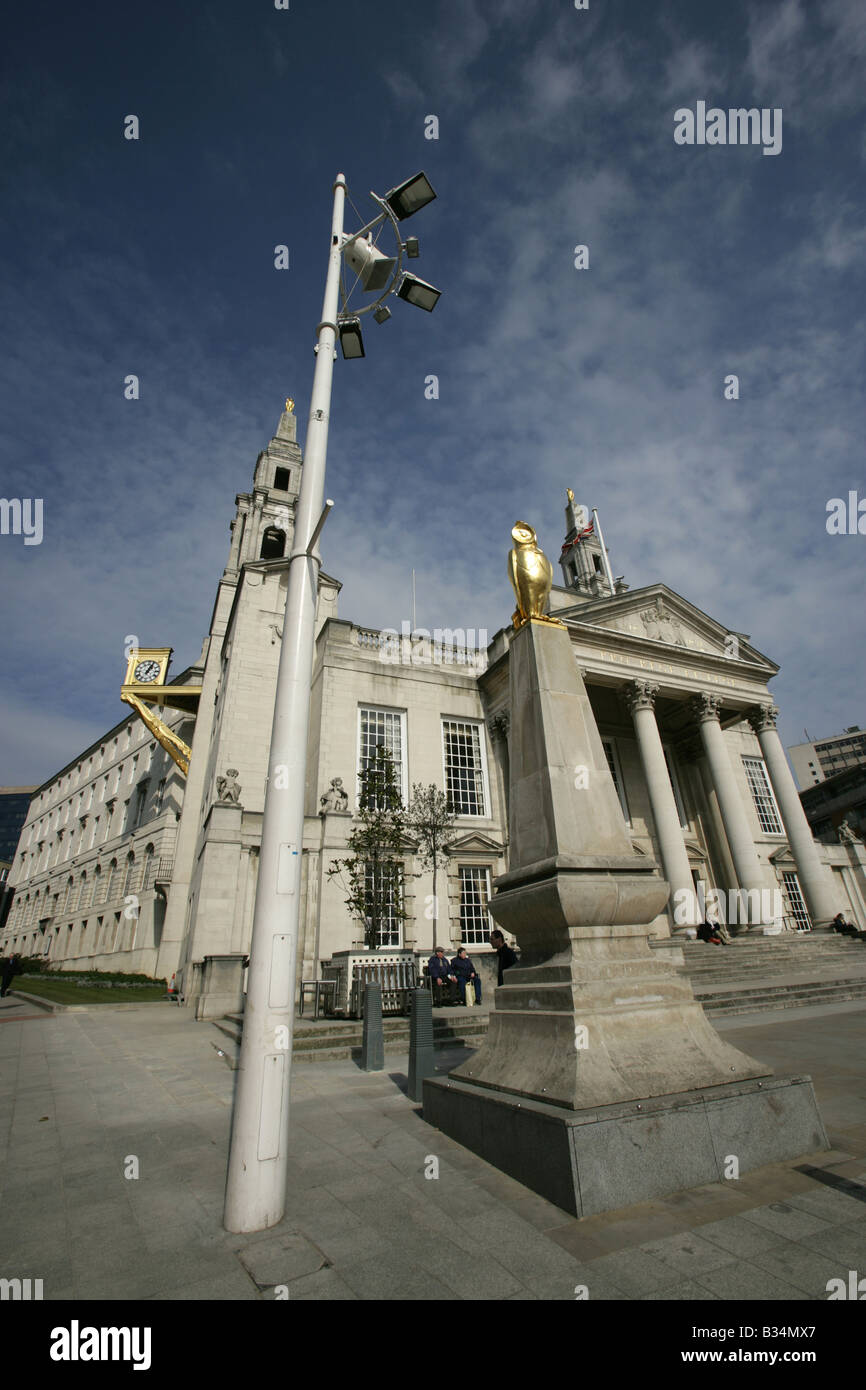 City of Leeds, England. Millennium Square mit der Vincent Harris geruhte Leeds Civic Hall und John Thorp goldene Eulen. Stockfoto