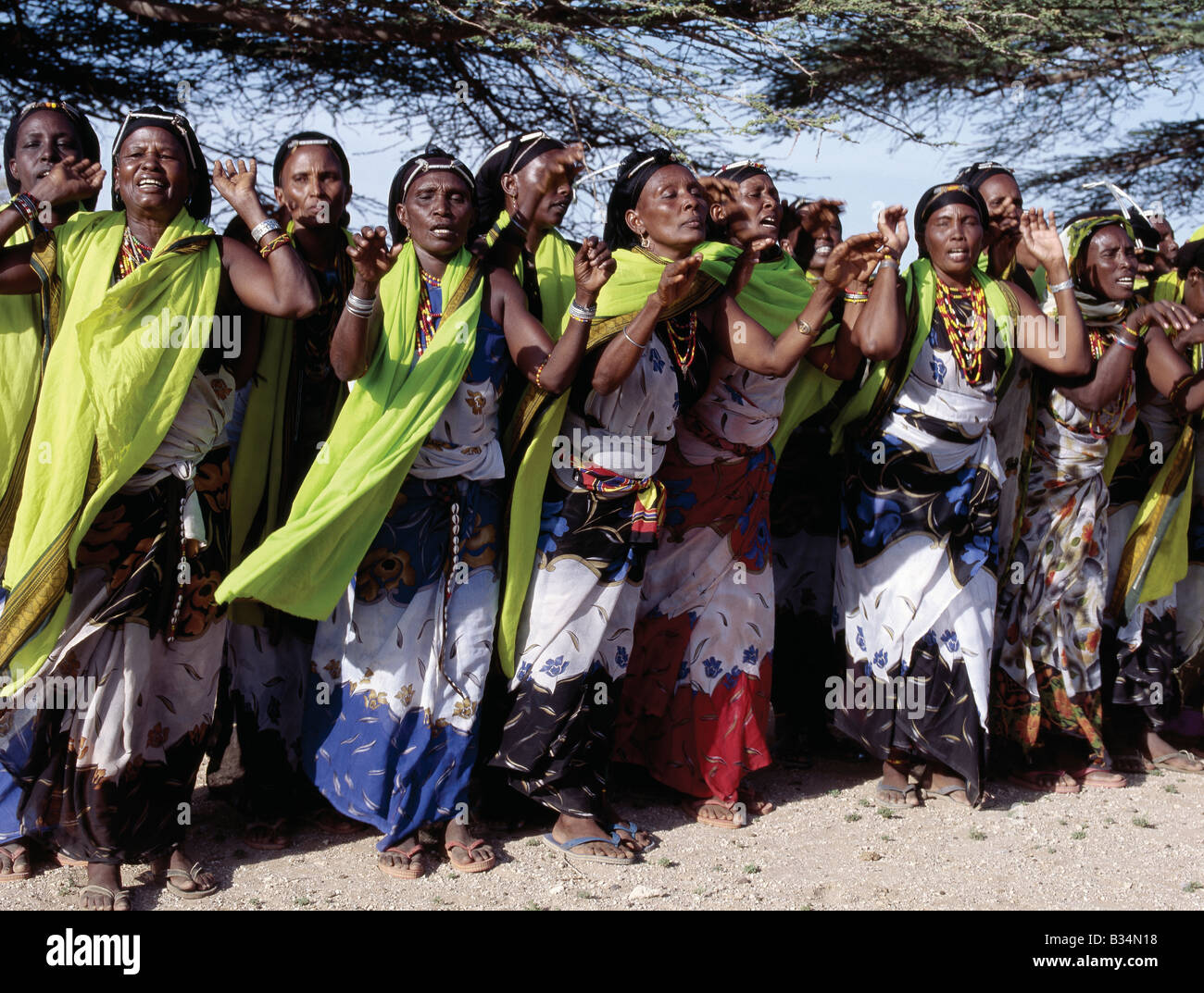 Kenia, Marsabit District, Kalacha. Gabbra Frauen singen und tanzen, um eine Hochzeit zu feiern. Die traditionelle Metall Verzierung auf ihren Köpfen wird Malmal genannt. Stockfoto