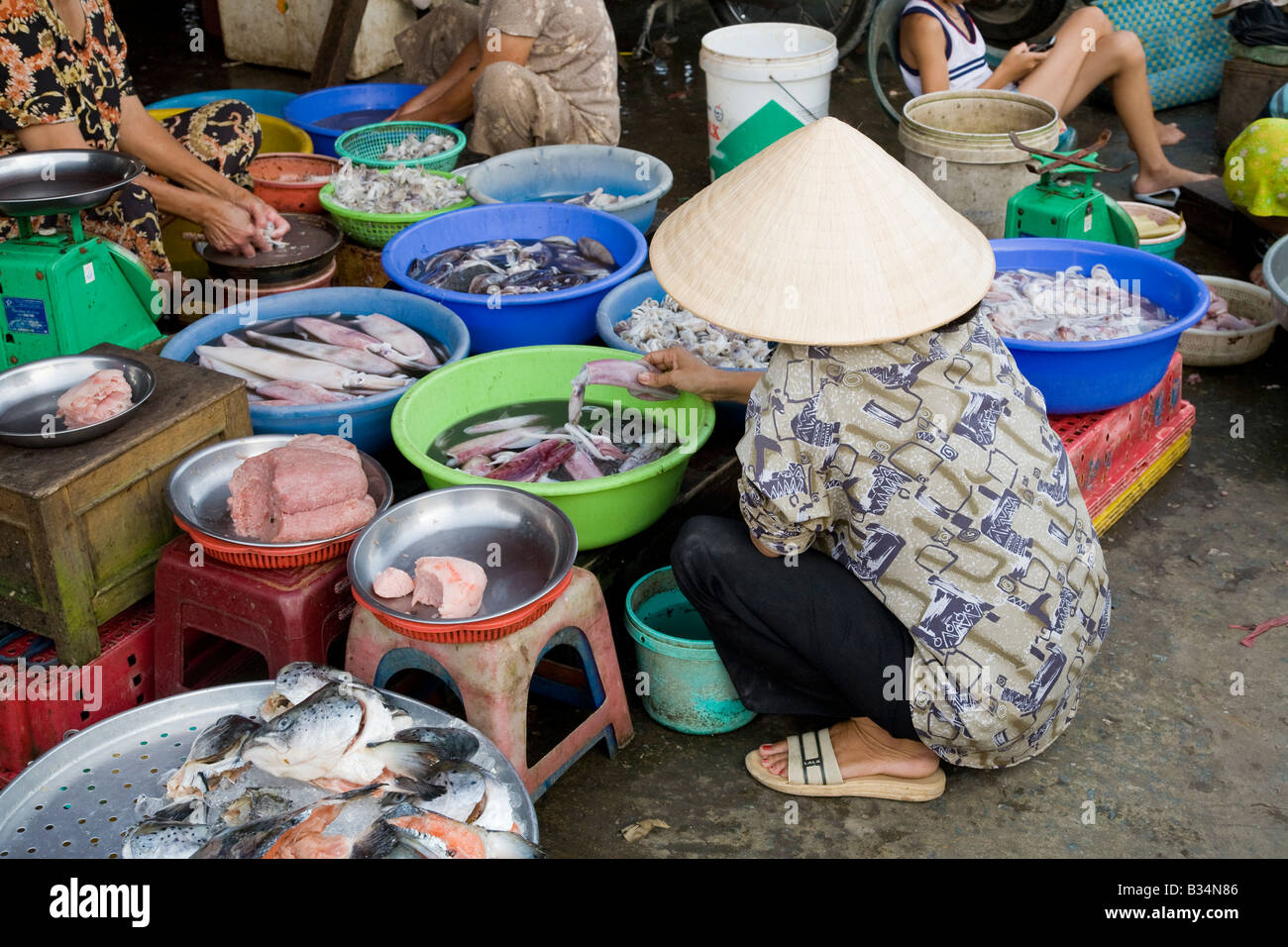 Eine ältere Dame auf einem Fischmarkt, Saigon Stockfoto