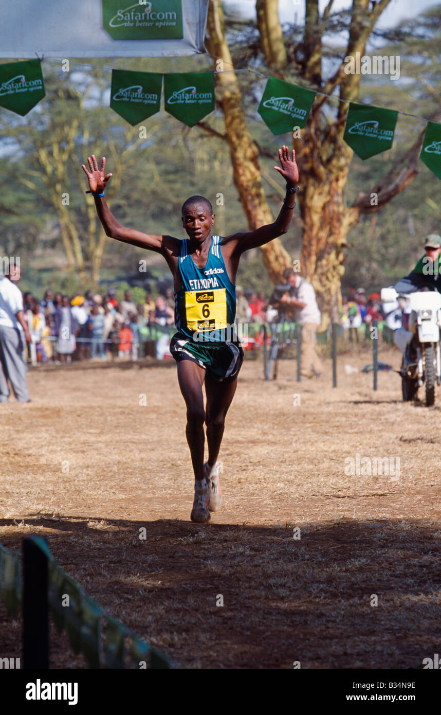 Kenia, Lewa Wildlife Conservancy, Safaricom Marathon. Der Gewinner des vollen Marathon der Männer, Peter Ndegwa, nähert sich Nr. 6 aus Äthiopien die Ziellinie. Siegerzeit von 2 Stunden 19 Minuten und 1 Sekunde, einen neuen Streckenrekord. Die gelben Startnummern bezeichnen volle Marathon-Läufer, während der weiße BIZ für Halbmarathon-Läufer sind. Safaricom Marathon ist der einzige Marathon der Welt in einem Wildreservat, Lewa Wildlife Conservancy inszeniert. Stockfoto